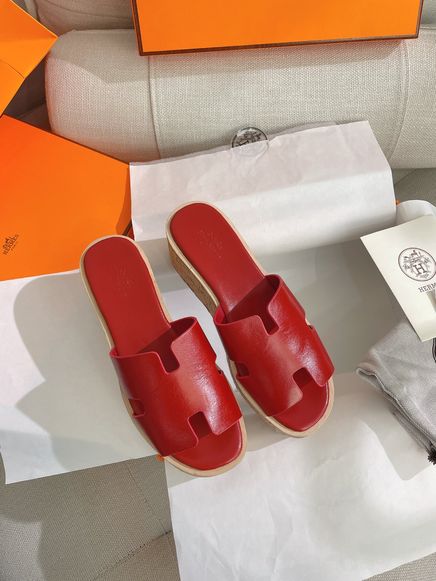 NO:253866,The new Herme* exclusive. Spring and summer. The cabinet is simultaneously offering H-shaped cowhide wood bran bottom thick-soled sponge cake high-heeled slippers. Exclusive H-home shoes. New product~ The real original version is purchased, and you are not allowed to look at the pictures to make products!  The super easy-to-wear sponge slippers, which can be worn by the feet to increase the height by 7cm in seconds, and it is also very friendly to friends who can't wear high heels. The sponge sole is a perfect sponge sole, which makes it look taller and slimmer. All the raw materials and production processes of the shoes are customized according to YB. The upper is made of original cowhide, the insole is fixed-dyed sheepskin, and the sole is geared rubber sole, which is wear-resistant and anti-slip effect has improved several levels. Calfs sandals, 