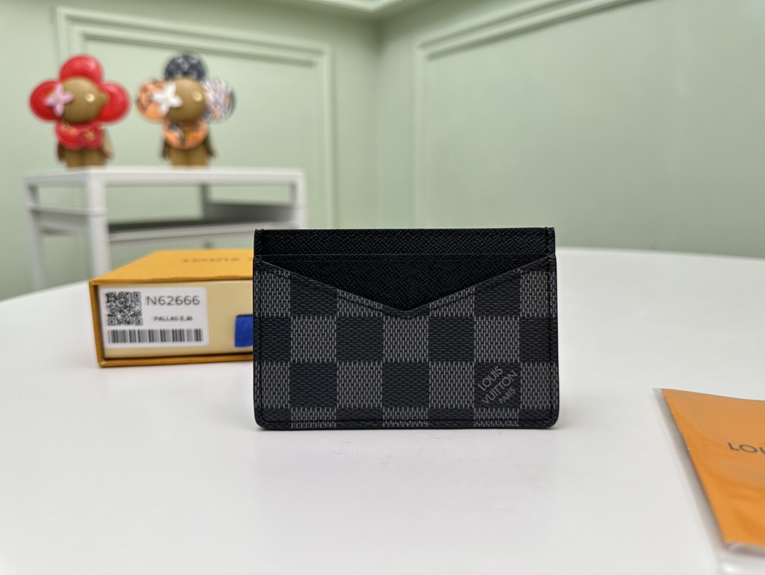 NO:671938,[Top original order] N62666 Heige This vertical combination card holder comes from the fashionable Damier Graphite city series. It has two compartments, which can be used to store credit cards, transportation cards or business cards. It can be easily put into a jacket or trouser pocket. Size 11 x 7 x 0.6 cm., LV wallet, louis vuitton, wallets19860909【顶级原单】N62666黑格这款竖式组合卡片夹来自于时尚的 Damier Graphite 城市系列,设有两个夹层,可放置信用卡、交通卡或名片等卡片.可轻易放入上衣或裤装口袋.尺寸11 x 7 x 0.6 厘米.,LV钱包,louis vuitton,wallets,欧美剧