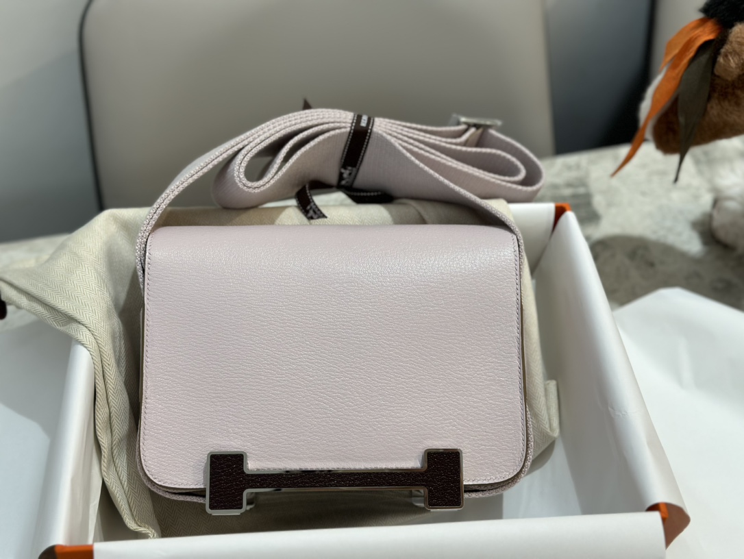 NO:700553,Hermes New arrivals in stock 3 color combinations ~ 09 new fantasy purple/inner spelling Nata cream white saddle red silver buckle hardware real shot details / H family's latest model Geta new Xiaokangkang goat leather enamel buckle Geta means 'Japanese style clogs - so it is called clogs bag. Super cute bag with H buckle wrapped in symmetrical leather on both sides ~ the shoulder strap is made of fabric but very thick ~ the upper body is more comfortable ~  The length can also be adjusted, Hermes,hermes,hermes,sheepskin,Hermes,19860909Hermes 爱马仕 新到 现货 3拼色～09新梦幻紫/内拼Nata 奶油白 马鞍红银扣五金 实拍细节 / H家最新款 Geta 新款小康康 山羊皮 珐琅扣 Geta意为“日式木屐—所以叫木屐包 超可爱包包两面对称皮革包裹的H扣 ～ 肩带是布艺的 但是非常厚实～上身更加舒适～ 也可调节长短,爱马仕,hermes,hermes,sheepskin,Hermes,,Bag