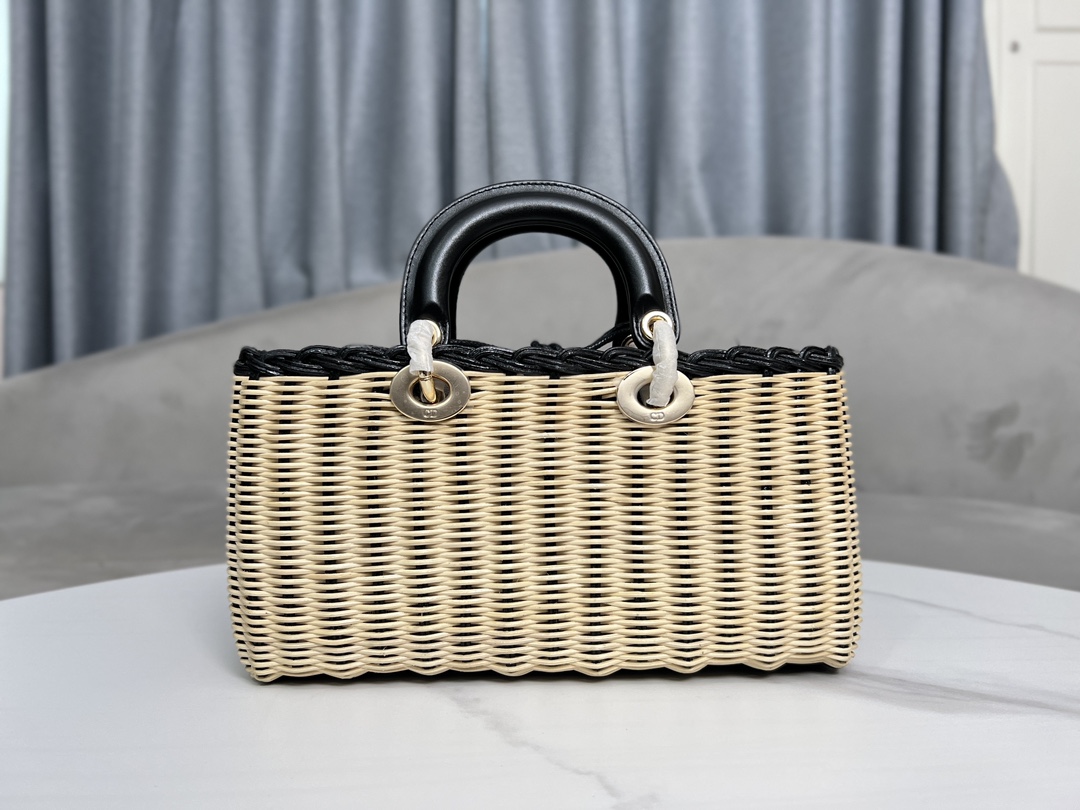 Dior MEDIUM LADY D-JOY BAG