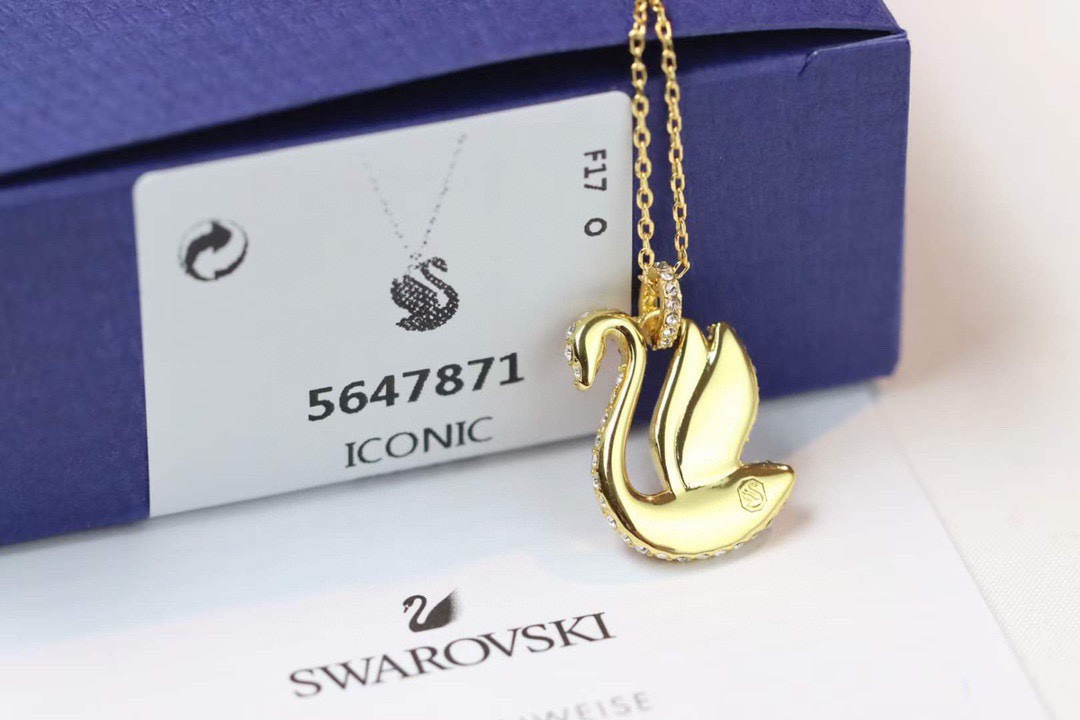 swarovskiiconicswan红天鹅链坠这款中国新年坠链以吉利的红色仿水晶密镶设计搭配镀金色饰链