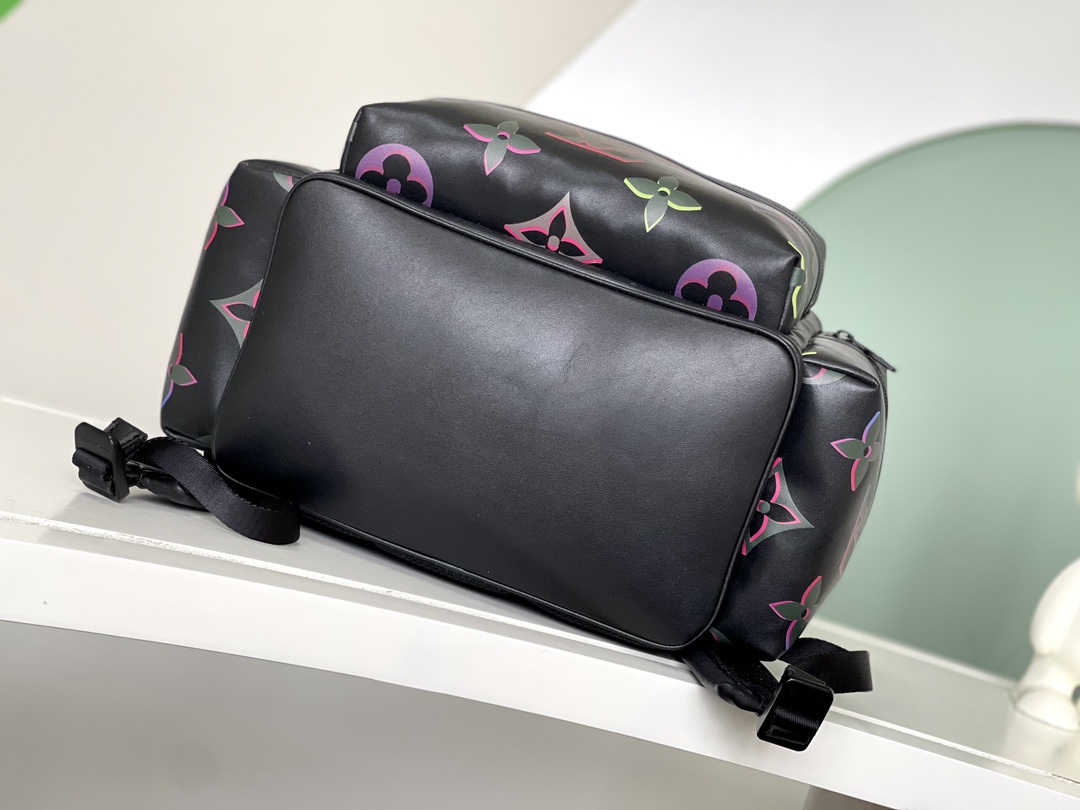 The M22488 Comet Backpack is crafted from supple cowhide leather - Bag 4