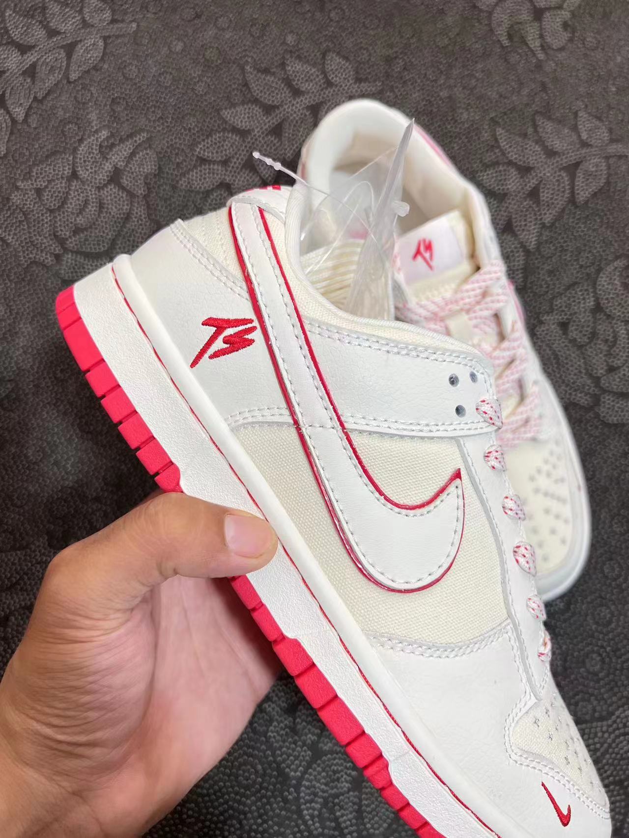 ? 正品定制 Nike Dunk Low 刻字TS白红配色?麂皮Dunk size