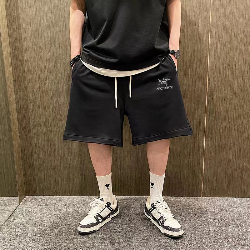 特价80💰不退换
🍫始祖鸟小标短裤&bull;

2023/ARC'TERYX始祖鸟最新款反光小logo印花男女同款情侣短裤
不要说你不喜欢这条裤子，简单的版型加上精致的贴布设计！就用两个字绝了！大牌的版型真的无可挑剔，不同于市面的上的垃圾短裤，这条卫裤对于版型很下功夫！看似简单，其实穿起来就有一种说不出的感觉！十分协调，真的好看！独家280g毛圈面料，上身不臃肿！真的好看！独家贴布logo十分精致，起到了画龙点睛的作用！
颜色 黑色 灰色 铁灰
尺码m~2xl
       
