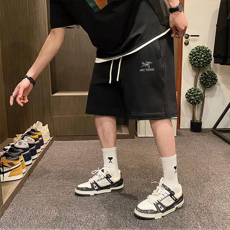 特价80💰不退换
🍫始祖鸟小标短裤&bull;

2023/ARC'TERYX始祖鸟最新款反光小logo印花男女同款情侣短裤
不要说你不喜欢这条裤子，简单的版型加上精致的贴布设计！就用两个字绝了！大牌的版型真的无可挑剔，不同于市面的上的垃圾短裤，这条卫裤对于版型很下功夫！看似简单，其实穿起来就有一种说不出的感觉！十分协调，真的好看！独家280g毛圈面料，上身不臃肿！真的好看！独家贴布logo十分精致，起到了画龙点睛的作用！
颜色 黑色 灰色 铁灰
尺码m~2xl
       
