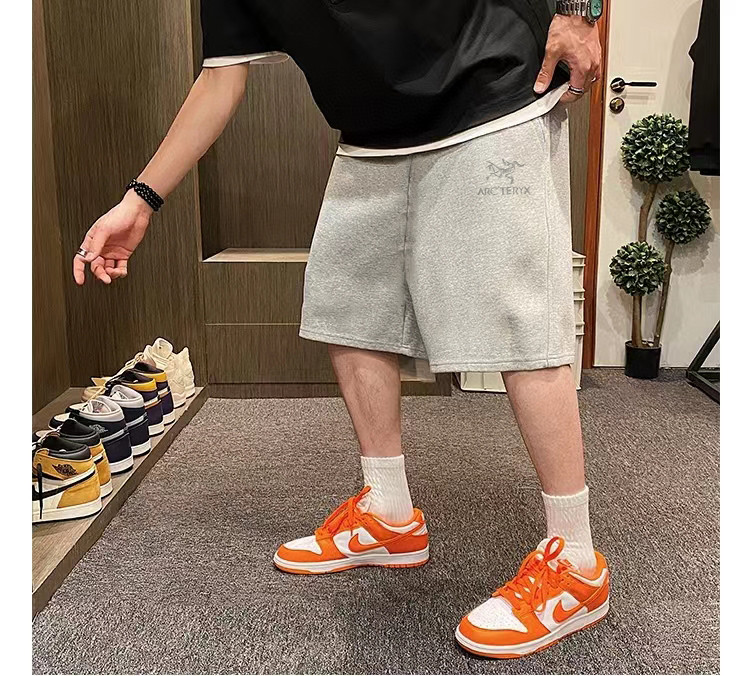 特价80💰不退换
🍫始祖鸟小标短裤&bull;

2023/ARC'TERYX始祖鸟最新款反光小logo印花男女同款情侣短裤
不要说你不喜欢这条裤子，简单的版型加上精致的贴布设计！就用两个字绝了！大牌的版型真的无可挑剔，不同于市面的上的垃圾短裤，这条卫裤对于版型很下功夫！看似简单，其实穿起来就有一种说不出的感觉！十分协调，真的好看！独家280g毛圈面料，上身不臃肿！真的好看！独家贴布logo十分精致，起到了画龙点睛的作用！
颜色 黑色 灰色 铁灰
尺码m~2xl
       
