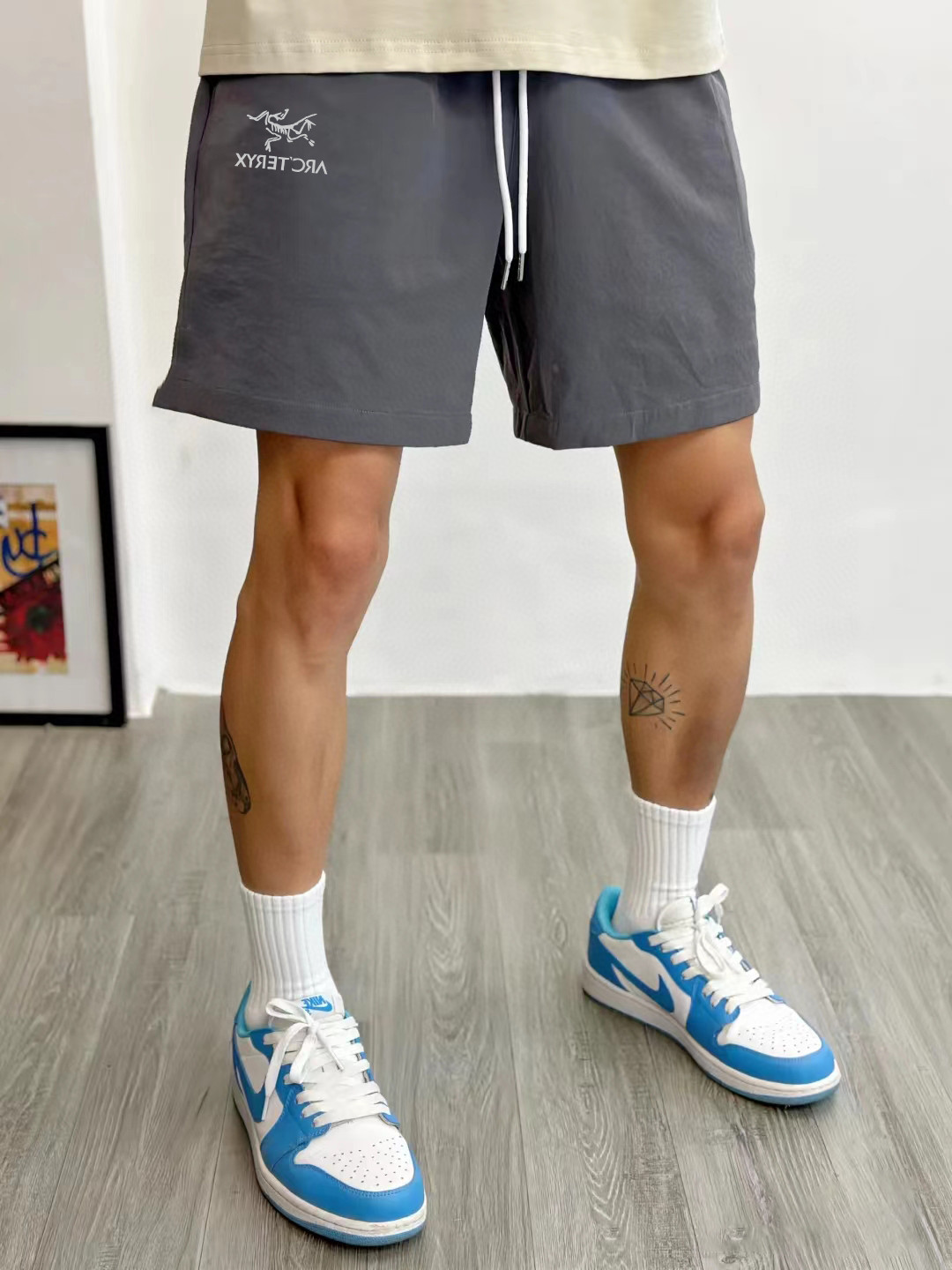 特价80💰不退换
🍫始祖鸟小标短裤&bull;

2023/ARC'TERYX始祖鸟最新款反光小logo印花男女同款情侣短裤
不要说你不喜欢这条裤子，简单的版型加上精致的贴布设计！就用两个字绝了！大牌的版型真的无可挑剔，不同于市面的上的垃圾短裤，这条卫裤对于版型很下功夫！看似简单，其实穿起来就有一种说不出的感觉！十分协调，真的好看！独家280g毛圈面料，上身不臃肿！真的好看！独家贴布logo十分精致，起到了画龙点睛的作用！
颜色 黑色 灰色 铁灰
尺码m~2xl
       
