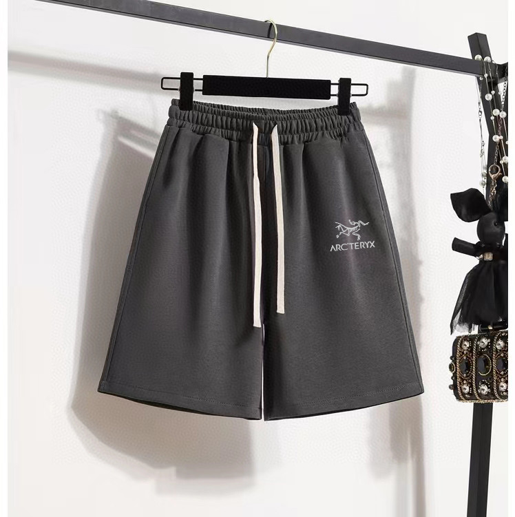 特价80💰不退换
🍫始祖鸟小标短裤&bull;

2023/ARC'TERYX始祖鸟最新款反光小logo印花男女同款情侣短裤
不要说你不喜欢这条裤子，简单的版型加上精致的贴布设计！就用两个字绝了！大牌的版型真的无可挑剔，不同于市面的上的垃圾短裤，这条卫裤对于版型很下功夫！看似简单，其实穿起来就有一种说不出的感觉！十分协调，真的好看！独家280g毛圈面料，上身不臃肿！真的好看！独家贴布logo十分精致，起到了画龙点睛的作用！
颜色 黑色 灰色 铁灰
尺码m~2xl
       
