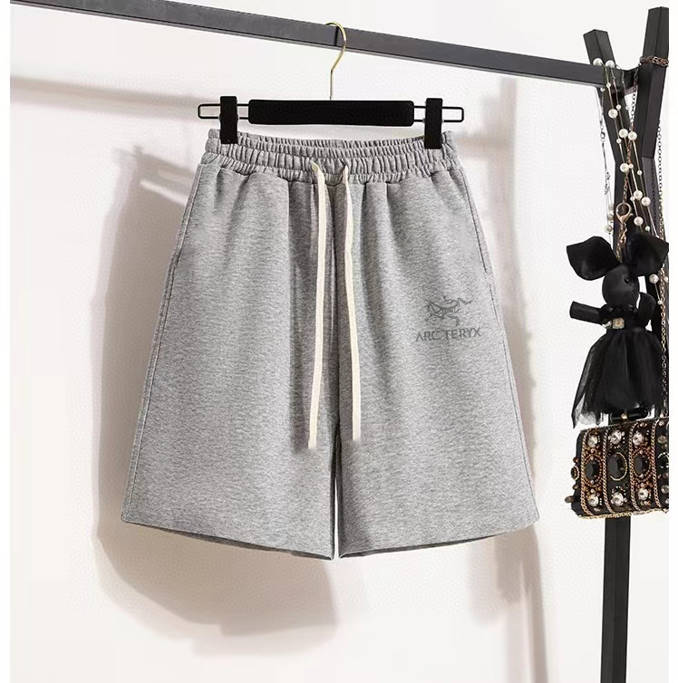 特价80💰不退换
🍫始祖鸟小标短裤&bull;

2023/ARC'TERYX始祖鸟最新款反光小logo印花男女同款情侣短裤
不要说你不喜欢这条裤子，简单的版型加上精致的贴布设计！就用两个字绝了！大牌的版型真的无可挑剔，不同于市面的上的垃圾短裤，这条卫裤对于版型很下功夫！看似简单，其实穿起来就有一种说不出的感觉！十分协调，真的好看！独家280g毛圈面料，上身不臃肿！真的好看！独家贴布logo十分精致，起到了画龙点睛的作用！
颜色 黑色 灰色 铁灰
尺码m~2xl
       
