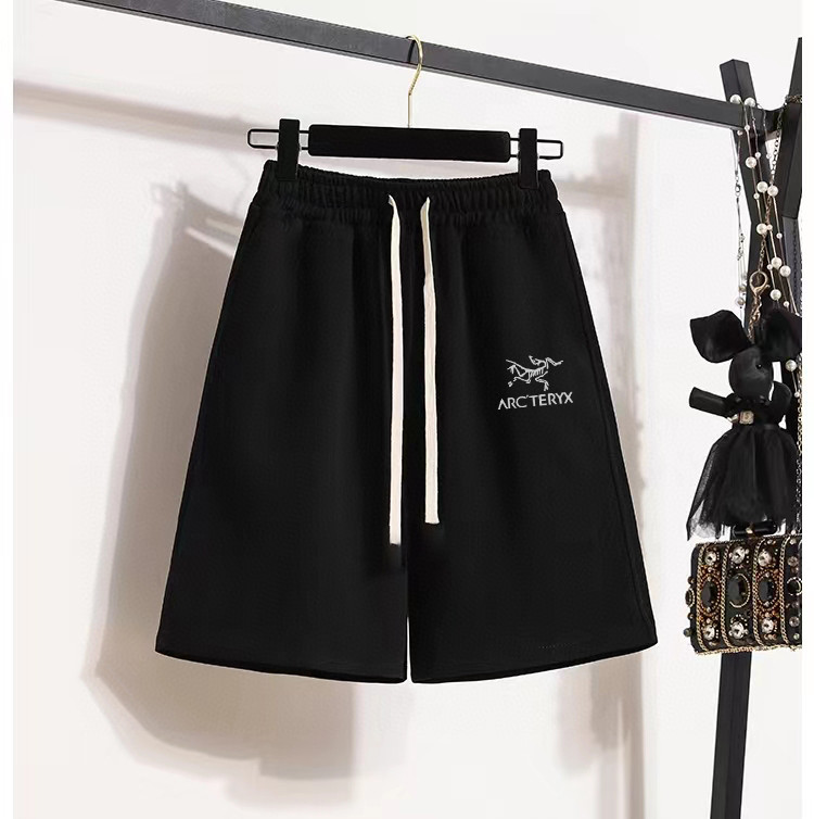 特价80💰不退换
🍫始祖鸟小标短裤&bull;

2023/ARC'TERYX始祖鸟最新款反光小logo印花男女同款情侣短裤
不要说你不喜欢这条裤子，简单的版型加上精致的贴布设计！就用两个字绝了！大牌的版型真的无可挑剔，不同于市面的上的垃圾短裤，这条卫裤对于版型很下功夫！看似简单，其实穿起来就有一种说不出的感觉！十分协调，真的好看！独家280g毛圈面料，上身不臃肿！真的好看！独家贴布logo十分精致，起到了画龙点睛的作用！
颜色 黑色 灰色 铁灰
尺码m~2xl
       
