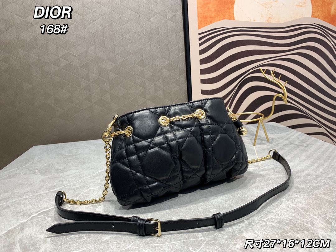 310 Dior Ammi 手袋是二零二三年夏季新品首字母和皮革带的肩带