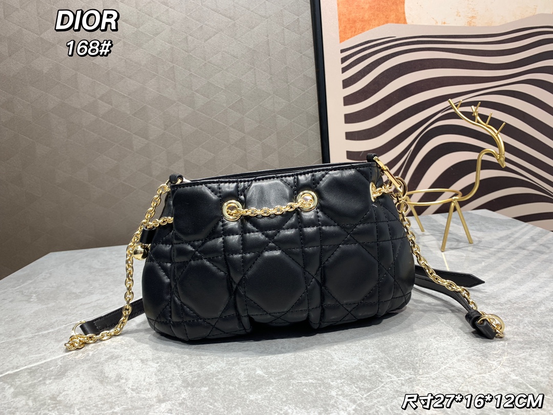 310 Dior Ammi 手袋是二零二三年夏季新品首字母和皮革带的肩带