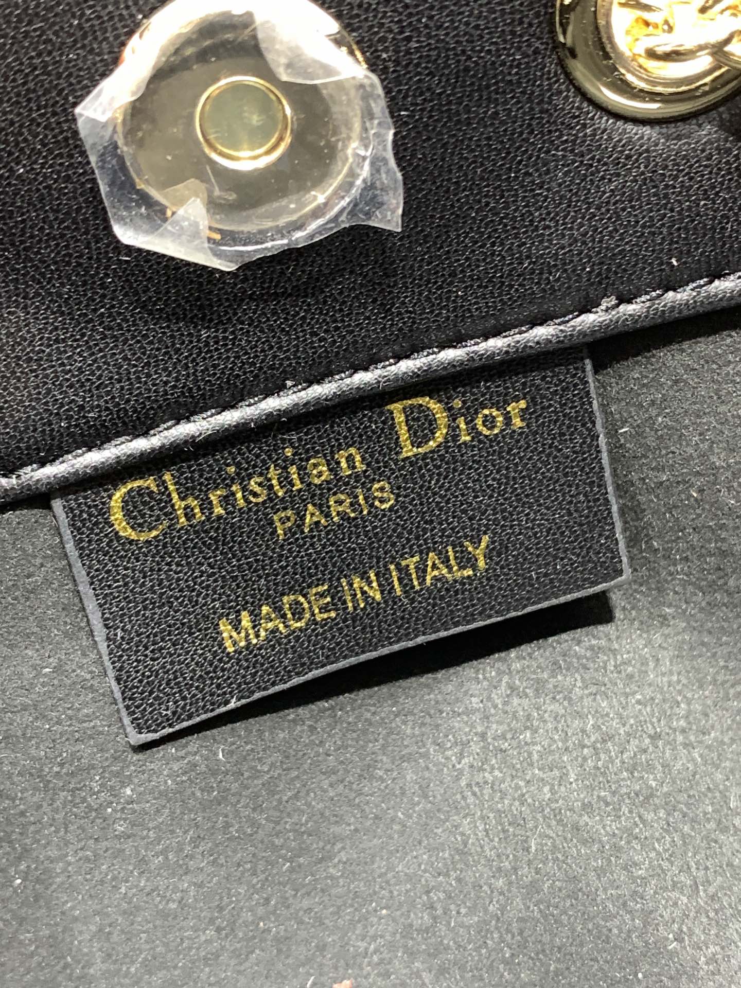 310 Dior Ammi 手袋是二零二三年夏季新品首字母和皮革带的肩带