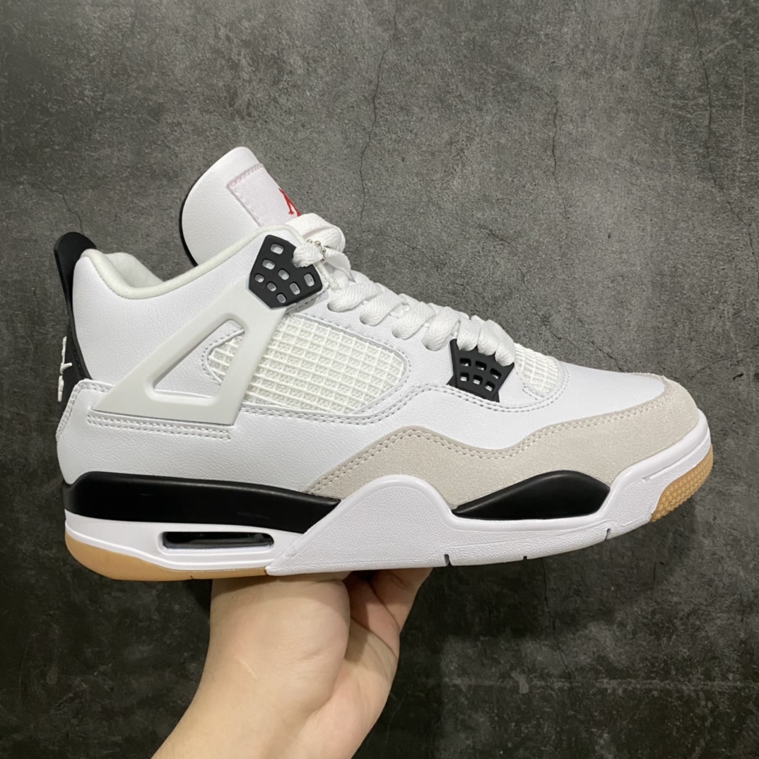 【小绿x版】Nike SB x Air Jordan AJ4联名奶白黑生胶DR5415-101n定制尝鲜款 最屌纯原性价比跑量款一流品控包装 针车清洁度完美 全部采用纯原工艺 尺码：36 36.5 37.5 38 38.5 39 40 40.5 41 42 42.5 43 44 44.5 45 46 47.5-莆田鞋批发中心