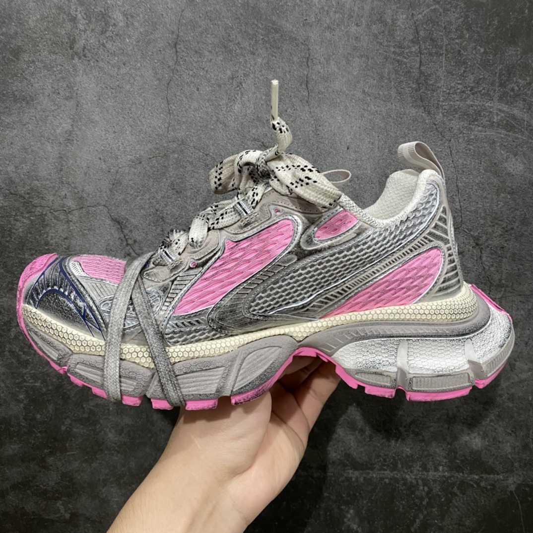 图片[2]-【XA版本】BALENCIAGA 3XL Sneakers巴黎世家十代网布系带低帮走秀复古老爹鞋 银粉色 全套原纸板楦头开发 最原汁原味的灵魂版型全鞋荧光划线卡点 胶水把控整洁度追求极致完美每一双都是工艺品 多重QC质检 超越公司货的品控标准实实在在的免检产品 原盒原配 正确字体电绣 粗细、位置、大小正确 侧边TPU 透气孔匹配意产原版 正确分离大底 TPU软底 原版一致大底LOGO 立体感十足 原厂皮料水洗做旧 采购原厂网纱 不含皮革 网布材料和聚氨酯 磨损效果 鞋头边缘和后帮 Balenciaga 徽标 鞋面和后跟凸印尺码 鞋舌 3XL 橡胶品牌标识和反光细节 鞋帮拉袢和鞋舌拉祥 配反光细节 备用鞋带在鞋履前侧 可在穿着前取下 便于不同造型搭配 偏大一码 尺码：35 36 37 38 39 40 41 42 43 44 45 46-莆田鞋批发中心