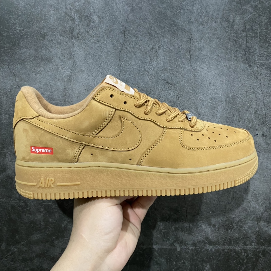 【外贸特供】Supreme x Nike Air Force 1 空军低帮板鞋“Sup小麦黄”顶级正确版 区别市场货！n正确原盒翻盖盒 全套配件齐全市场唯一正确版本 区别市场抽屉盒n原数据开发 防水麂皮头层鞋面材质n菲林稿转印字体,原厂高频工艺,多层印刷加厚处理n缜密中底拉帮工艺 内置全掌Air Sole气垫内底 货号：DN1555-200 尺码：36 36.5 37.5 38 38.5 39 40 40.5 41 42 42.5 43 44 44.5 45 46 47.5-莆田鞋批发中心