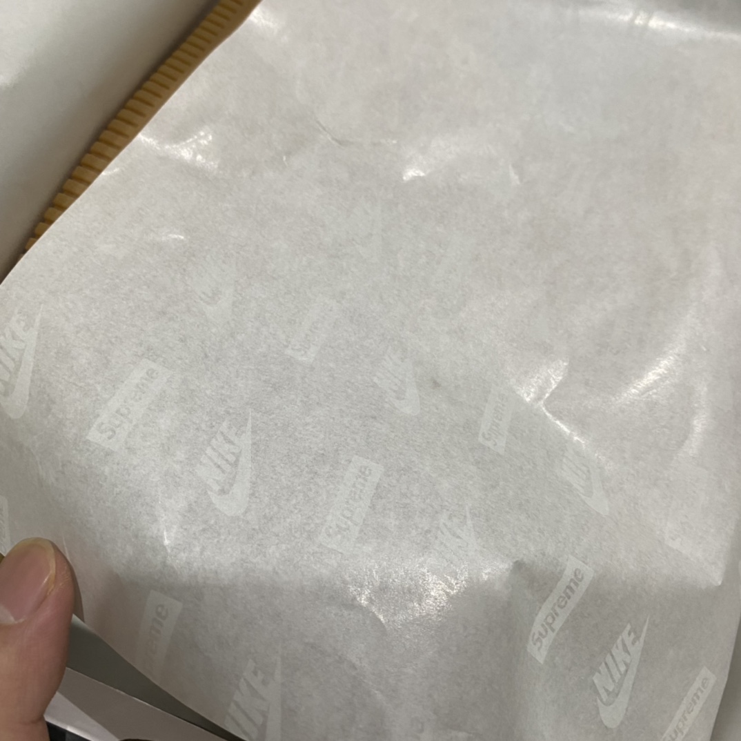图片[9]-【外贸特供】Supreme x Nike Air Force 1 空军低帮板鞋“Sup小麦黄”顶级正确版 区别市场货！ 正确原盒翻盖盒 全套配件齐全 市场唯一正确版本 区别市场抽屉盒 原数据开发 防水麂皮头层鞋面材质 菲林稿转印字体,原厂高频工艺,多层印刷加厚处理 缜密中底拉帮工艺 内置全掌Air Sole气垫内底 货号：DN1555-200 尺码：36 36.5 37.5 38 38.5 39 40 40.5 41 42 42.5 43 44 44.5 45 46 47.5-选品中心