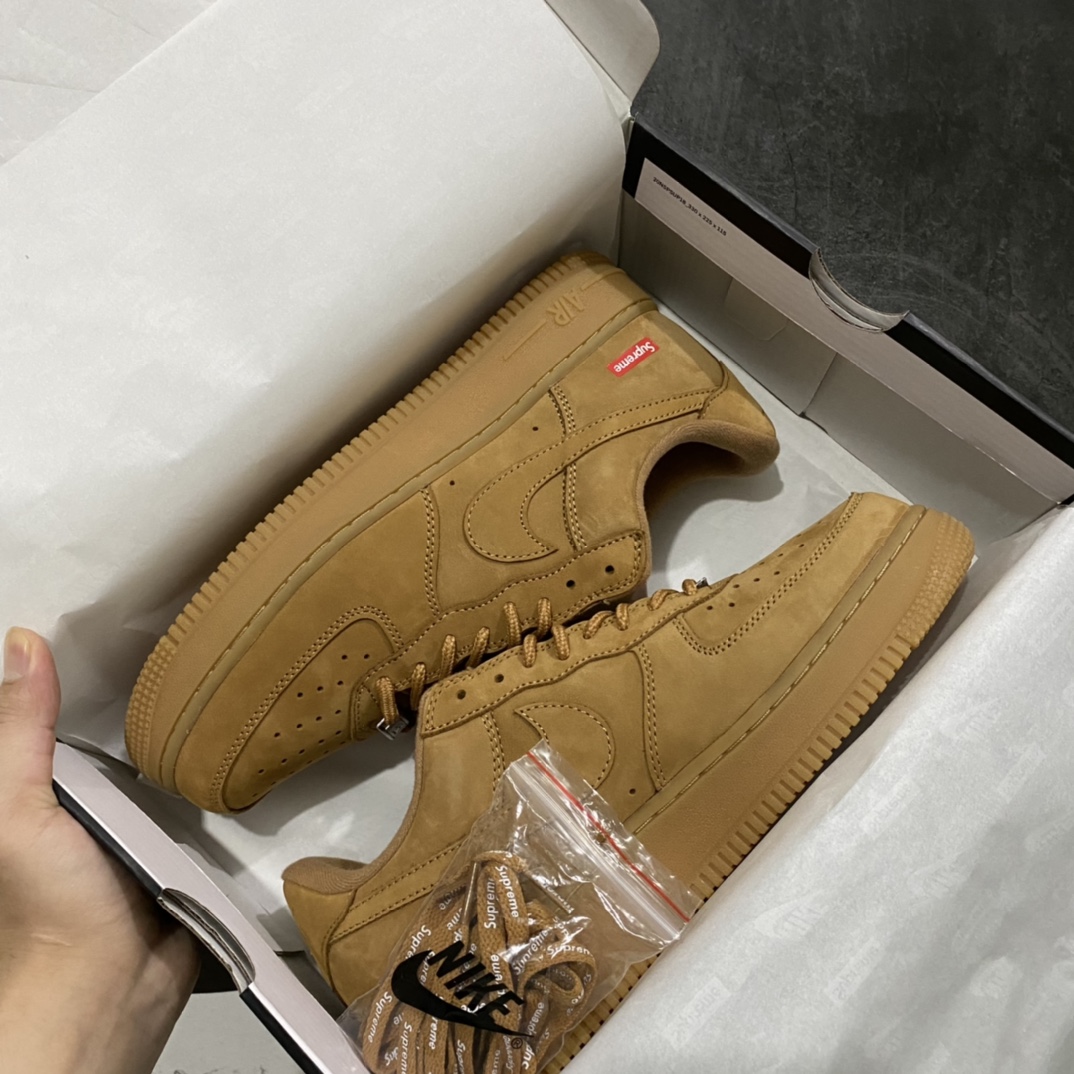 图片[8]-【外贸特供】Supreme x Nike Air Force 1 空军低帮板鞋“Sup小麦黄”顶级正确版 区别市场货！ 正确原盒翻盖盒 全套配件齐全 市场唯一正确版本 区别市场抽屉盒 原数据开发 防水麂皮头层鞋面材质 菲林稿转印字体,原厂高频工艺,多层印刷加厚处理 缜密中底拉帮工艺 内置全掌Air Sole气垫内底 货号：DN1555-200 尺码：36 36.5 37.5 38 38.5 39 40 40.5 41 42 42.5 43 44 44.5 45 46 47.5-选品中心