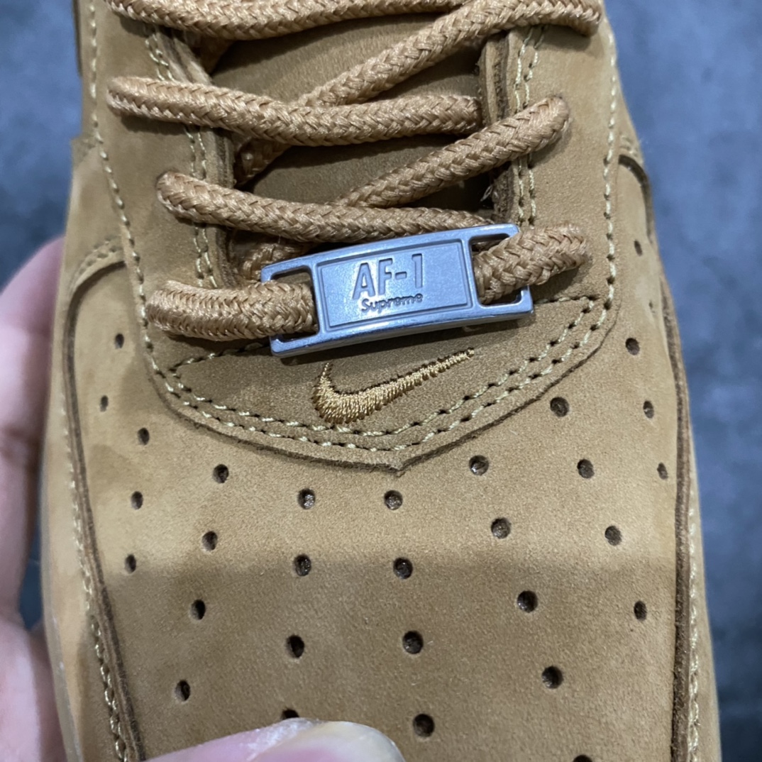 图片[4]-【外贸特供】Supreme x Nike Air Force 1 空军低帮板鞋“Sup小麦黄”顶级正确版 区别市场货！ 正确原盒翻盖盒 全套配件齐全 市场唯一正确版本 区别市场抽屉盒 原数据开发 防水麂皮头层鞋面材质 菲林稿转印字体,原厂高频工艺,多层印刷加厚处理 缜密中底拉帮工艺 内置全掌Air Sole气垫内底 货号：DN1555-200 尺码：36 36.5 37.5 38 38.5 39 40 40.5 41 42 42.5 43 44 44.5 45 46 47.5-选品中心