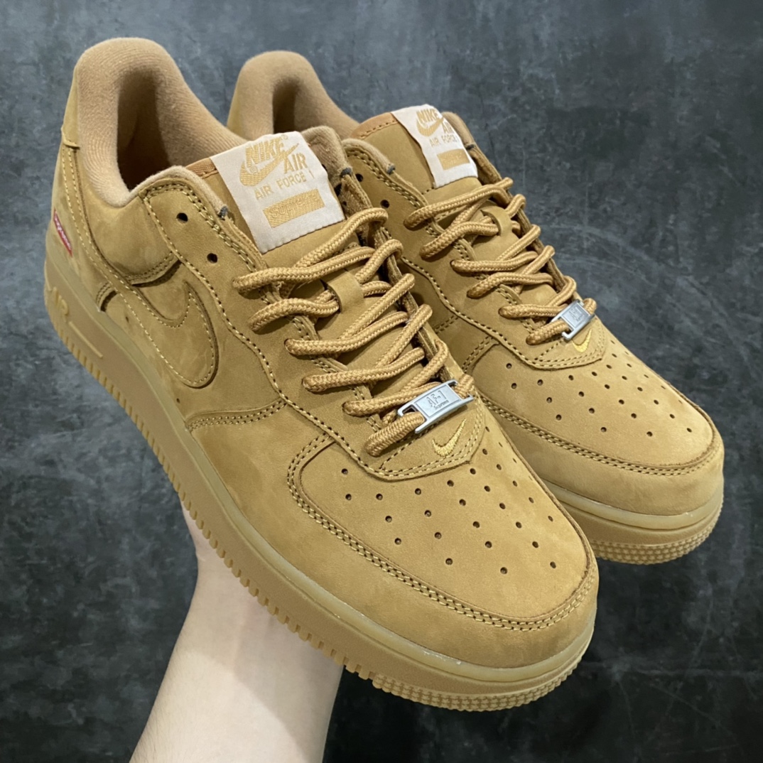 【外贸特供】Supreme x Nike Air Force 1 空军低帮板鞋“Sup小麦黄”顶级正确版 区别市场货! 正确原盒翻盖盒 全套配件齐全 市场唯一正确版本 区别市场抽屉盒 原数据开发 防水麂皮头层鞋面材质 菲林稿转印字体,原厂高频工艺,多层印刷加厚处理 缜密中底拉帮工艺 内置全掌Air Sole气垫内底 货号:DN1555-200 尺码:36 36.5 37.5 38 38.5 39 40 40.5 41 42 42.5 43 44 44.5 45 46 47.5-选品中心