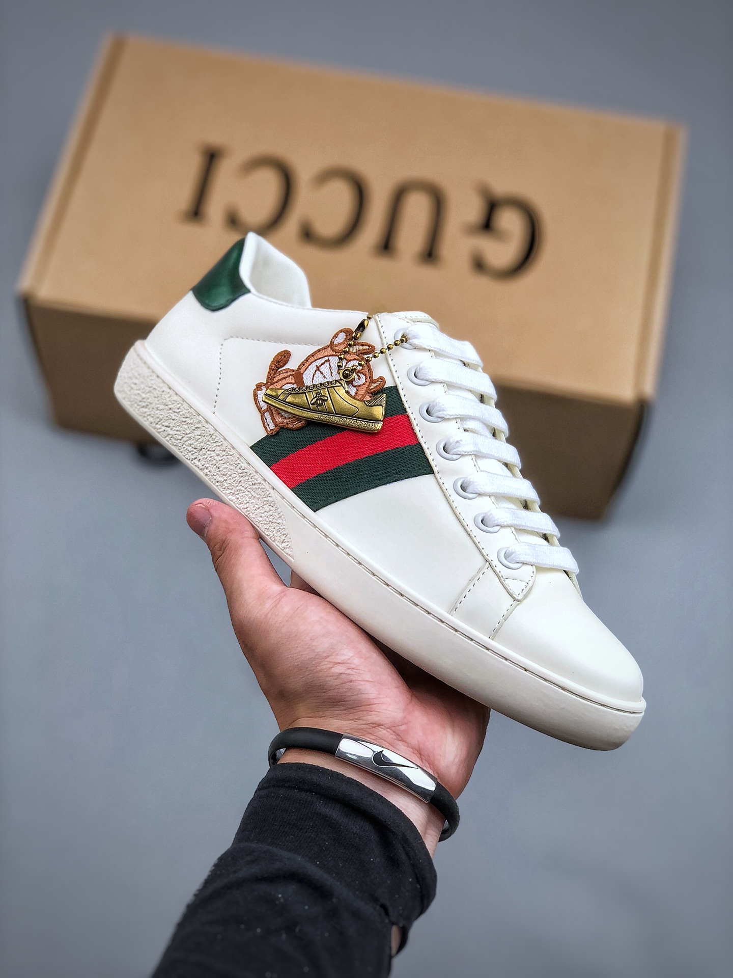 380 JO 意大利时装奢饰品牌古驰Gucci Ace Embroidered Low-Top 广东纯原原产 拼色刺绣系列经典低帮百搭休闲运动小白板鞋 原楦原纸版数据开发版型 官方最新全套专柜抹茶色配件及包装物 (附送官方快递加固包装盒!!) 外盒标嵌入核心防伪芯片装置 鞋子支持NFC感应读取 附送原装一致鞋舌仿磨环保纸垫 采用进口粒面头层小牛皮鞋面及头层蛇皮纹后套饰片 超软皮内里灌注缓震PU脚垫 高工艺无缝细空胶技术#贴楦误差0.05mm 鞋底采用固特异内外锁死工艺 原数据开发精密咬花大底MX 尺码: 35 36 37 38 39 40 41 42 43 44