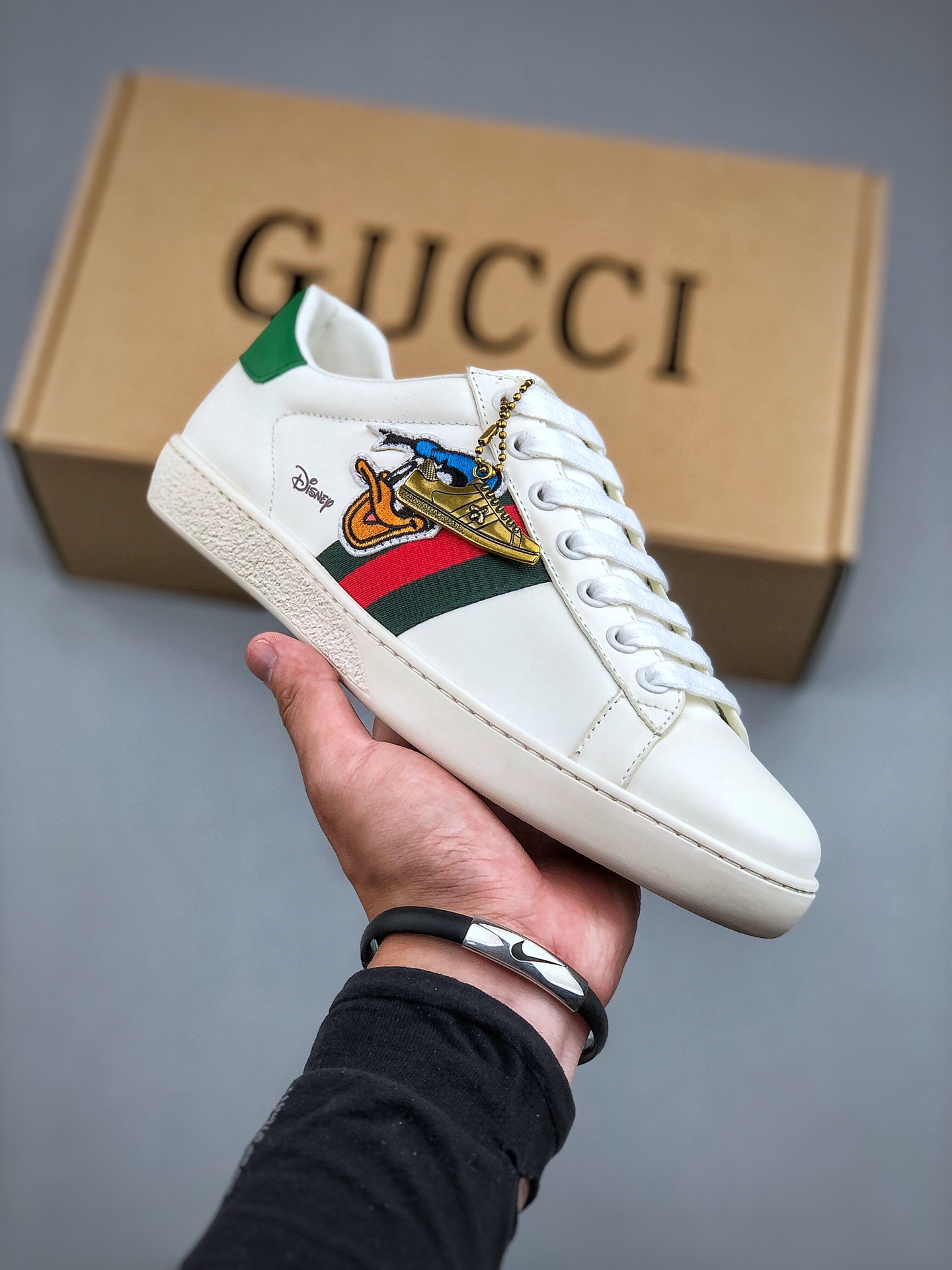 380 JO 意大利时装奢饰品牌古驰Gucci Ace Embroidered Low-Top 广东纯原原产 拼色刺绣系列经典低帮百搭休闲运动小白板鞋 原楦原纸版数据开发版型 官方最新全套专柜抹茶色配件及包装物 (附送官方快递加固包装盒!!) 外盒标嵌入核心防伪芯片装置 鞋子支持NFC感应读取 附送原装一致鞋舌仿磨环保纸垫 采用进口粒面头层小牛皮鞋面及头层蛇皮纹后套饰片 超软皮内里灌注缓震PU脚垫 高工艺无缝细空胶技术#贴楦误差0.05mm 鞋底采用固特异内外锁死工艺 原数据开发精密咬花大底MX 尺码: 35 36 37 38 39 40 41 42 43 44