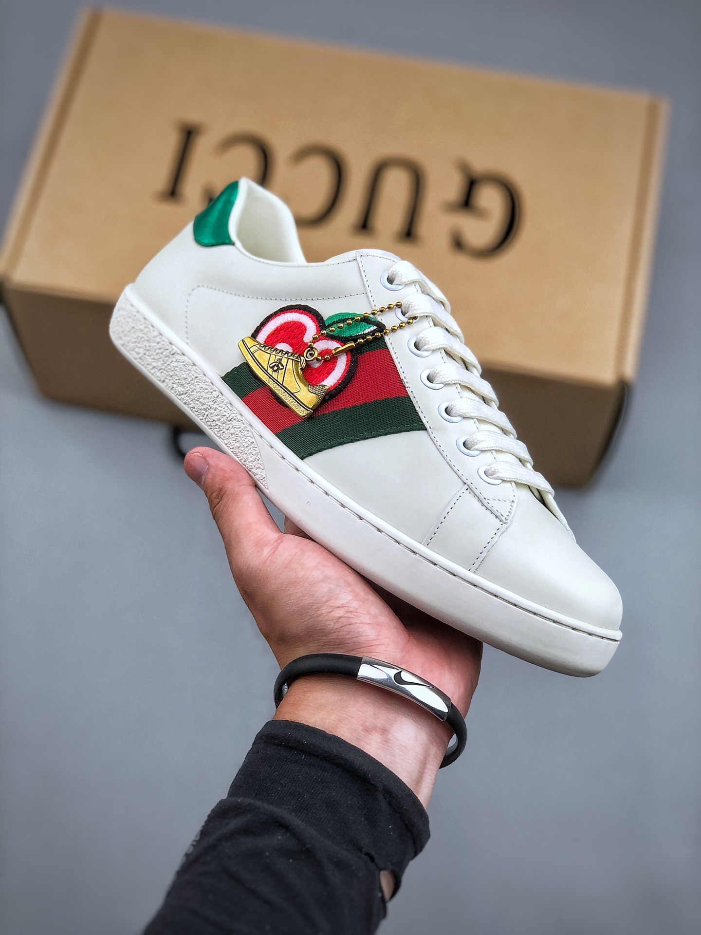 380 JO 意大利时装奢饰品牌古驰Gucci Ace Embroidered Low-Top 广东纯原原产 拼色刺绣系列经典低帮百搭休闲运动小白板鞋 原楦原纸版数据开发版型 官方最新全套专柜抹茶色配件及包装物 (附送官方快递加固包装盒!!) 外盒标嵌入核心防伪芯片装置 鞋子支持NFC感应读取 附送原装一致鞋舌仿磨环保纸垫 采用进口粒面头层小牛皮鞋面及头层蛇皮纹后套饰片 超软皮内里灌注缓震PU脚垫 高工艺无缝细空胶技术#贴楦误差0.05mm 鞋底采用固特异内外锁死工艺 原数据开发精密咬花大底MX 尺码: 35 36 37 38 39 40 41 42 43 44