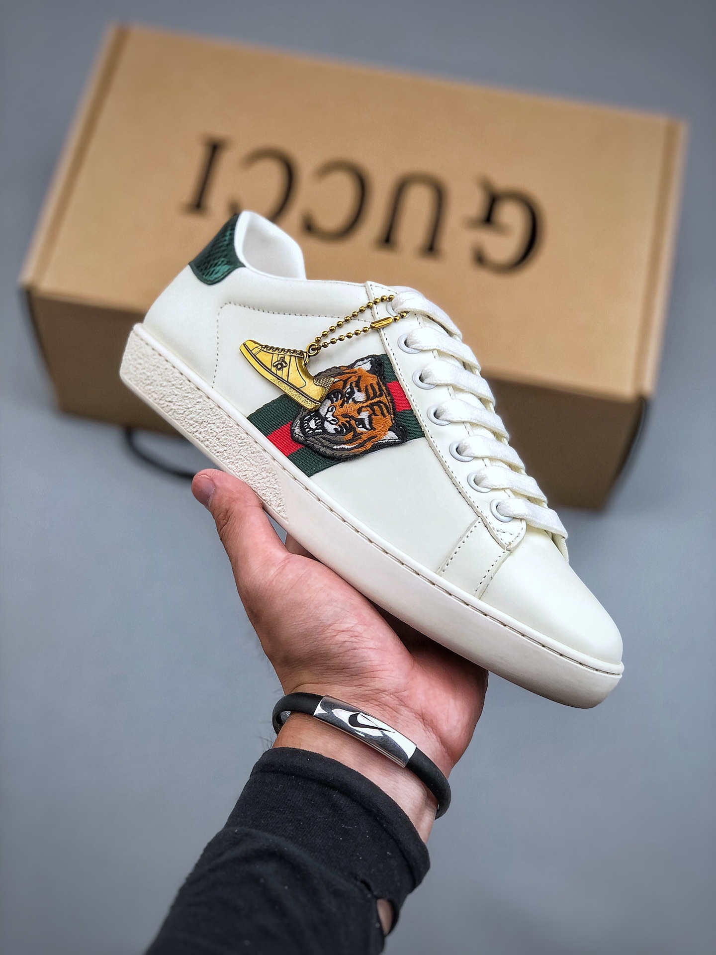 380 JO 意大利时装奢饰品牌古驰Gucci Ace Embroidered Low-Top 广东纯原原产 拼色刺绣系列经典低帮百搭休闲运动小白板鞋 原楦原纸版数据开发版型 官方最新全套专柜抹茶色配件及包装物 (附送官方快递加固包装盒!!) 外盒标嵌入核心防伪芯片装置 鞋子支持NFC感应读取 附送原装一致鞋舌仿磨环保纸垫 采用进口粒面头层小牛皮鞋面及头层蛇皮纹后套饰片 超软皮内里灌注缓震PU脚垫 高工艺无缝细空胶技术#贴楦误差0.05mm 鞋底采用固特异内外锁死工艺 原数据开发精密咬花大底MX 尺码: 35 36 37 38 39 40 41 42 43 44