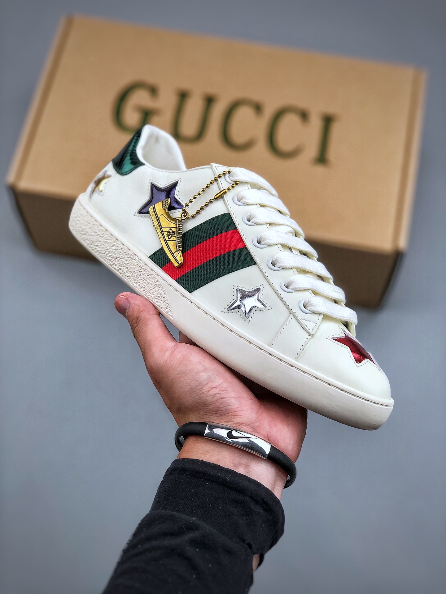 380 JO 意大利时装奢饰品牌古驰Gucci Ace Embroidered Low-Top 广东纯原原产 拼色刺绣系列经典低帮百搭休闲运动小白板鞋 原楦原纸版数据开发版型 官方最新全套专柜抹茶色配件及包装物 (附送官方快递加固包装盒!!) 外盒标嵌入核心防伪芯片装置 鞋子支持NFC感应读取 附送原装一致鞋舌仿磨环保纸垫 采用进口粒面头层小牛皮鞋面及头层蛇皮纹后套饰片 超软皮内里灌注缓震PU脚垫 高工艺无缝细空胶技术#贴楦误差0.05mm 鞋底采用固特异内外锁死工艺 原数据开发精密咬花大底MX 尺码: 35 36 37 38 39 40 41 42 43 44