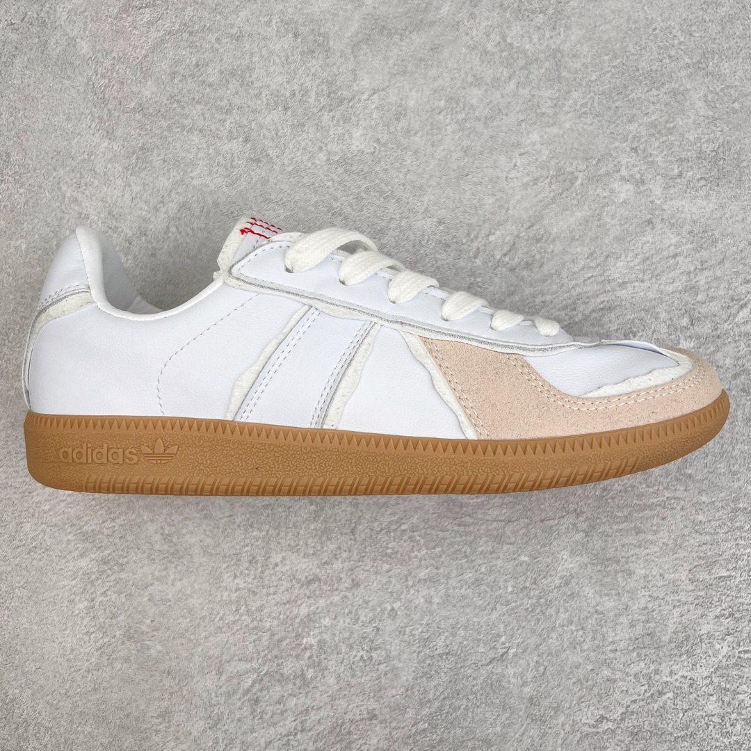 ＃特价福利 AD Originals BW Army 德训系列绅士军用训练风百搭休闲运动板鞋 以有 40 年历史的 German Trainer 最早是一款专为德国联邦军定制的室内训练鞋 并由在斯洛伐克的工厂代工生产 如今却凭藉出众的外形设计成为众多时尚品牌青睐的对象 比如 Maison Margiela 出品的 Replica Sneaker 便是其中的佼佼者 而今季 Originals 也将重新推出一款以「德训」为蓝本的 BW Army 训练鞋 并带来白色和黑色两款最经典的元年设计 新鞋款除了采用优质皮革结合麂皮制作鞋身外 更还原了 German Trainer 最具代表性的生胶大底 辨识度满载之余也更加耐穿 尺码：36 36⅔ 37⅓ 38 38⅔ 39⅓ 40 40⅔ 41⅓ 42 42⅔ 43⅓ 44-选品中心