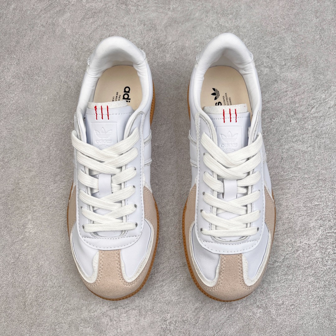 图片[2]-＃特价福利 AD Originals BW Army 德训系列绅士军用训练风百搭休闲运动板鞋 以有 40 年历史的 German Trainer 最早是一款专为德国联邦军定制的室内训练鞋 并由在斯洛伐克的工厂代工生产 如今却凭藉出众的外形设计成为众多时尚品牌青睐的对象 比如 Maison Margiela 出品的 Replica Sneaker 便是其中的佼佼者 而今季 Originals 也将重新推出一款以「德训」为蓝本的 BW Army 训练鞋 并带来白色和黑色两款最经典的元年设计 新鞋款除了采用优质皮革结合麂皮制作鞋身外 更还原了 German Trainer 最具代表性的生胶大底 辨识度满载之余也更加耐穿 尺码：36 36⅔ 37⅓ 38 38⅔ 39⅓ 40 40⅔ 41⅓ 42 42⅔ 43⅓ 44-选品中心