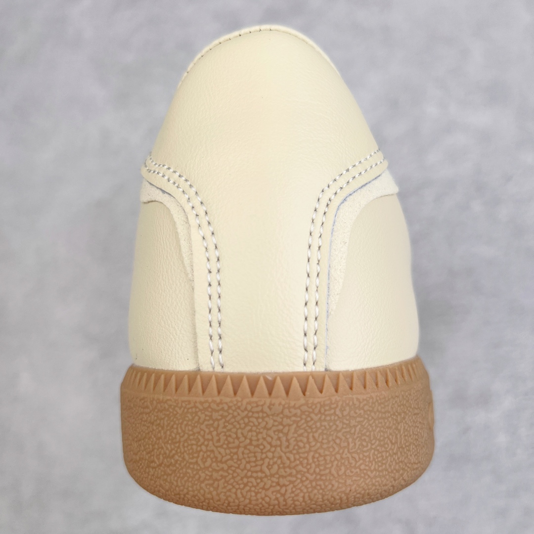 图片[8]-＃特价福利 AD Originals BW Army 德训系列绅士军用训练风百搭休闲运动板鞋 以有 40 年历史的 German Trainer 最早是一款专为德国联邦军定制的室内训练鞋 并由在斯洛伐克的工厂代工生产 如今却凭藉出众的外形设计成为众多时尚品牌青睐的对象 比如 Maison Margiela 出品的 Replica Sneaker 便是其中的佼佼者 而今季 Originals 也将重新推出一款以「德训」为蓝本的 BW Army 训练鞋 并带来白色和黑色两款最经典的元年设计 新鞋款除了采用优质皮革结合麂皮制作鞋身外 更还原了 German Trainer 最具代表性的生胶大底 辨识度满载之余也更加耐穿 尺码：36 36⅔ 37⅓ 38 38⅔ 39⅓ 40 40⅔ 41⅓ 42 42⅔ 43⅓ 44-选品中心