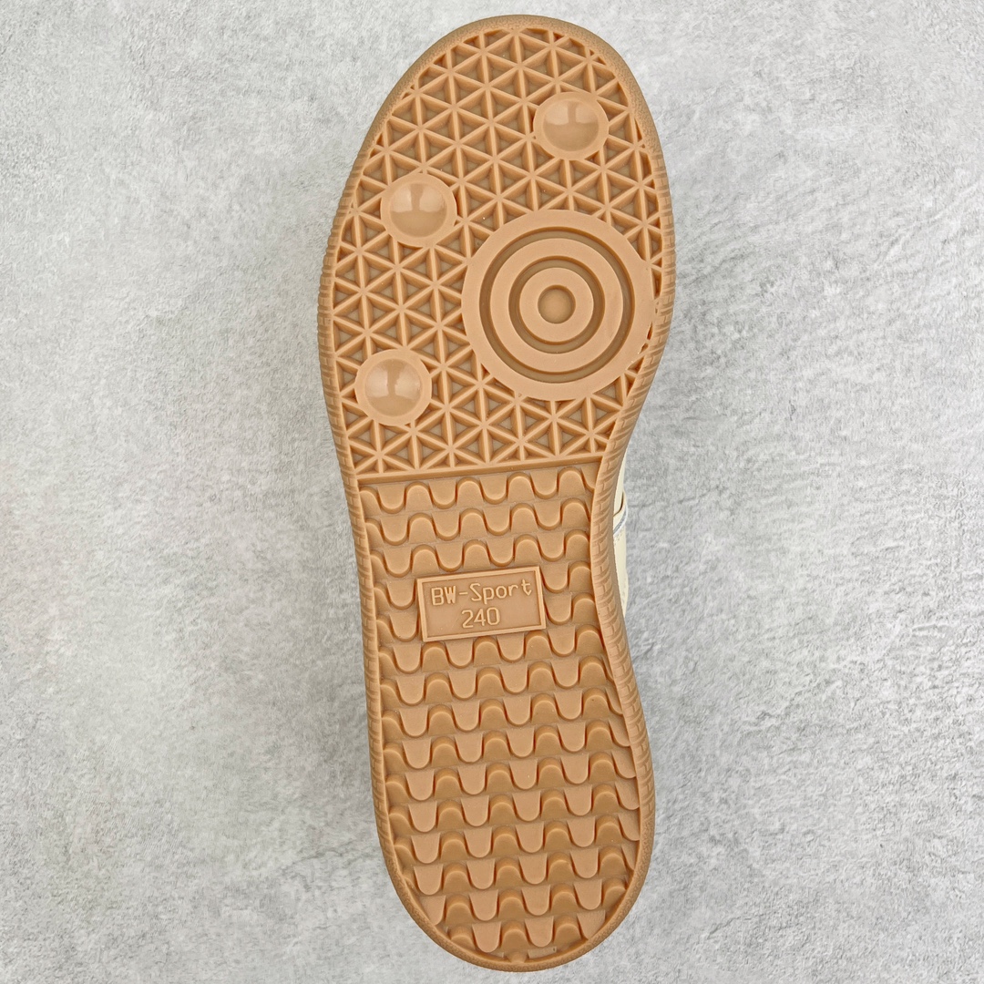 图片[9]-＃特价福利 AD Originals BW Army 德训系列绅士军用训练风百搭休闲运动板鞋 以有 40 年历史的 German Trainer 最早是一款专为德国联邦军定制的室内训练鞋 并由在斯洛伐克的工厂代工生产 如今却凭藉出众的外形设计成为众多时尚品牌青睐的对象 比如 Maison Margiela 出品的 Replica Sneaker 便是其中的佼佼者 而今季 Originals 也将重新推出一款以「德训」为蓝本的 BW Army 训练鞋 并带来白色和黑色两款最经典的元年设计 新鞋款除了采用优质皮革结合麂皮制作鞋身外 更还原了 German Trainer 最具代表性的生胶大底 辨识度满载之余也更加耐穿 尺码：36 36⅔ 37⅓ 38 38⅔ 39⅓ 40 40⅔ 41⅓ 42 42⅔ 43⅓ 44-选品中心