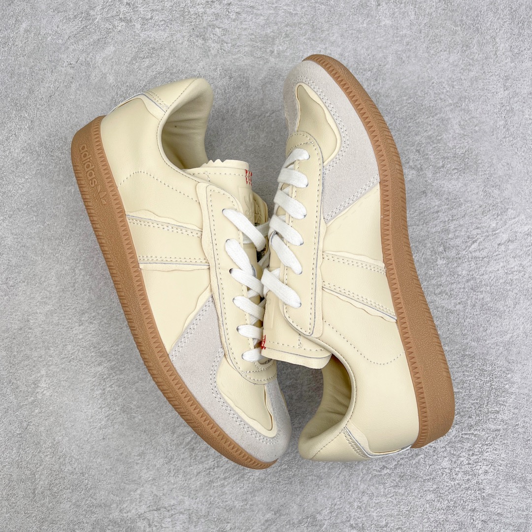 图片[3]-＃特价福利 AD Originals BW Army 德训系列绅士军用训练风百搭休闲运动板鞋 以有 40 年历史的 German Trainer 最早是一款专为德国联邦军定制的室内训练鞋 并由在斯洛伐克的工厂代工生产 如今却凭藉出众的外形设计成为众多时尚品牌青睐的对象 比如 Maison Margiela 出品的 Replica Sneaker 便是其中的佼佼者 而今季 Originals 也将重新推出一款以「德训」为蓝本的 BW Army 训练鞋 并带来白色和黑色两款最经典的元年设计 新鞋款除了采用优质皮革结合麂皮制作鞋身外 更还原了 German Trainer 最具代表性的生胶大底 辨识度满载之余也更加耐穿 尺码：36 36⅔ 37⅓ 38 38⅔ 39⅓ 40 40⅔ 41⅓ 42 42⅔ 43⅓ 44-选品中心