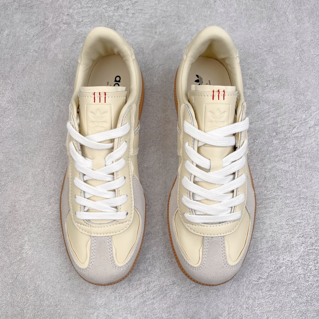 图片[2]-＃特价福利 AD Originals BW Army 德训系列绅士军用训练风百搭休闲运动板鞋 以有 40 年历史的 German Trainer 最早是一款专为德国联邦军定制的室内训练鞋 并由在斯洛伐克的工厂代工生产 如今却凭藉出众的外形设计成为众多时尚品牌青睐的对象 比如 Maison Margiela 出品的 Replica Sneaker 便是其中的佼佼者 而今季 Originals 也将重新推出一款以「德训」为蓝本的 BW Army 训练鞋 并带来白色和黑色两款最经典的元年设计 新鞋款除了采用优质皮革结合麂皮制作鞋身外 更还原了 German Trainer 最具代表性的生胶大底 辨识度满载之余也更加耐穿 尺码：36 36⅔ 37⅓ 38 38⅔ 39⅓ 40 40⅔ 41⅓ 42 42⅔ 43⅓ 44-选品中心