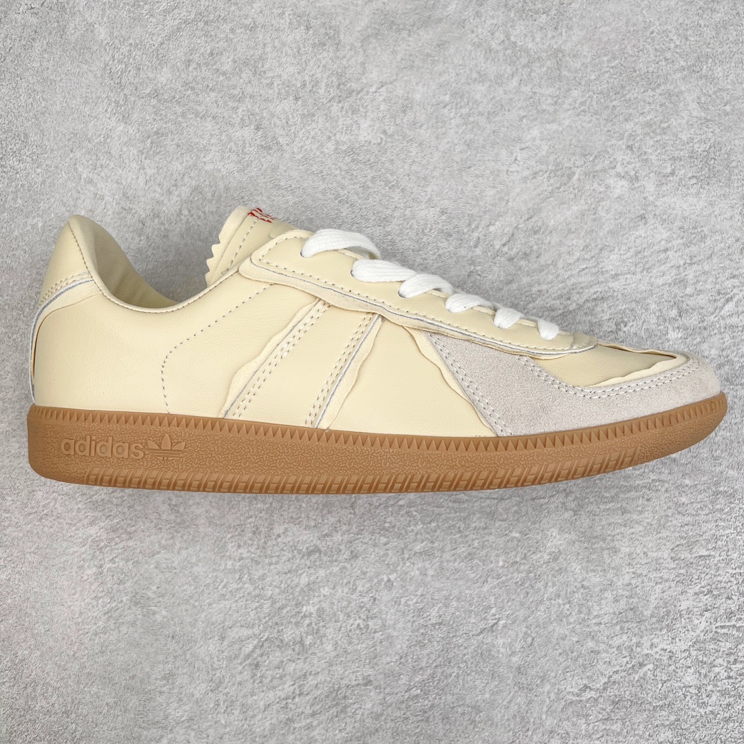 ＃特价福利 AD Originals BW Army 德训系列绅士军用训练风百搭休闲运动板鞋 以有 40 年历史的 German Trainer 最早是一款专为德国联邦军定制的室内训练鞋 并由在斯洛伐克的工厂代工生产 如今却凭藉出众的外形设计成为众多时尚品牌青睐的对象 比如 Maison Margiela 出品的 Replica Sneaker 便是其中的佼佼者 而今季 Originals 也将重新推出一款以「德训」为蓝本的 BW Army 训练鞋 并带来白色和黑色两款最经典的元年设计 新鞋款除了采用优质皮革结合麂皮制作鞋身外 更还原了 German Trainer 最具代表性的生胶大底 辨识度满载之余也更加耐穿 尺码：36 36⅔ 37⅓ 38 38⅔ 39⅓ 40 40⅔ 41⅓ 42 42⅔ 43⅓ 44-选品中心