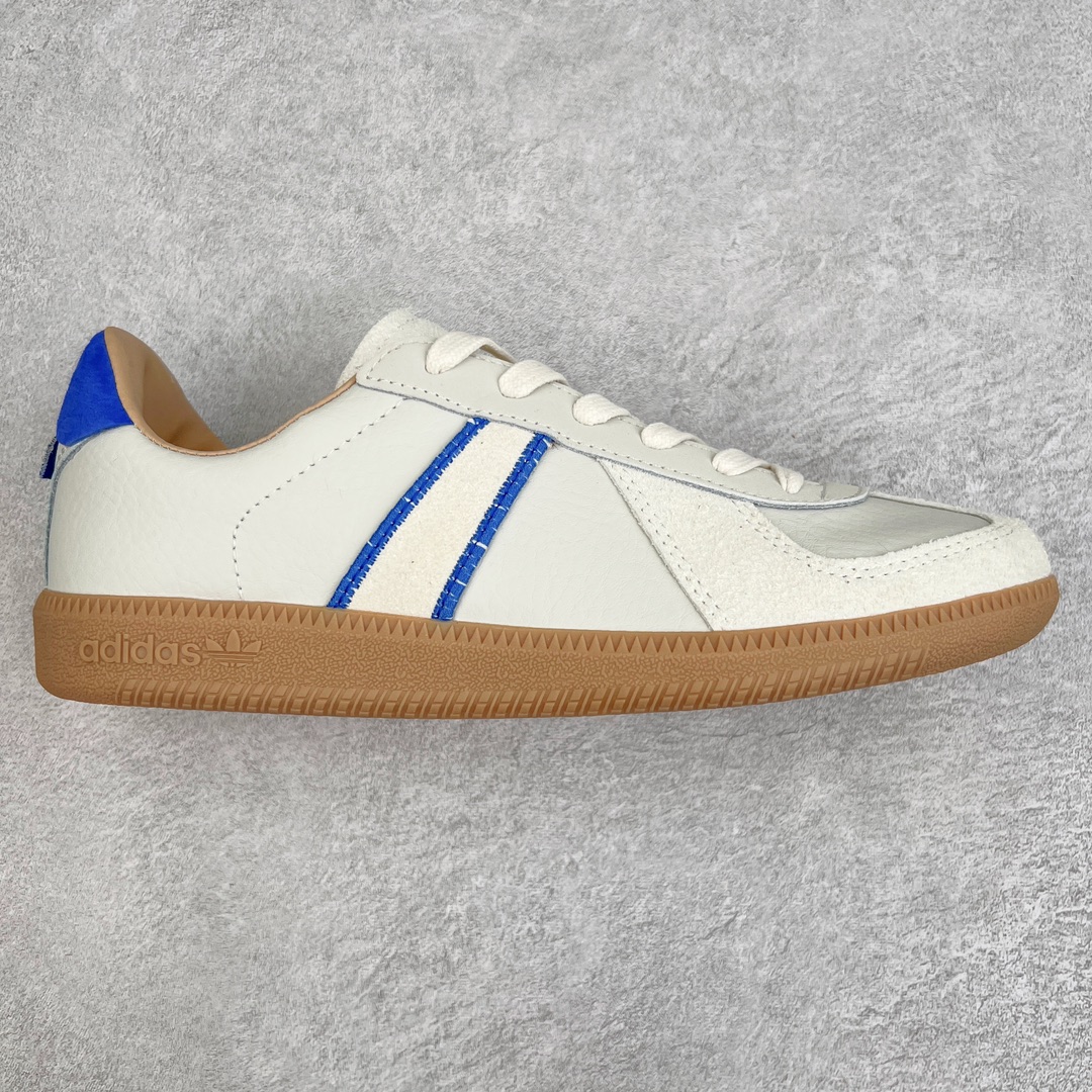 ＃特价福利 AD Originals BW Army 德训系列绅士军用训练风百搭休闲运动板鞋 以有 40 年历史的 German Trainer 最早是一款专为德国联邦军定制的室内训练鞋 并由在斯洛伐克的工厂代工生产 如今却凭藉出众的外形设计成为众多时尚品牌青睐的对象 比如 Maison Margiela 出品的 Replica Sneaker 便是其中的佼佼者 而今季 Originals 也将重新推出一款以「德训」为蓝本的 BW Army 训练鞋 并带来白色和黑色两款最经典的元年设计 新鞋款除了采用优质皮革结合麂皮制作鞋身外 更还原了 German Trainer 最具代表性的生胶大底 辨识度满载之余也更加耐穿 尺码：36 36⅔ 37⅓ 38 38⅔ 39⅓ 40 40⅔ 41⅓ 42 42⅔ 43⅓ 44-选品中心
