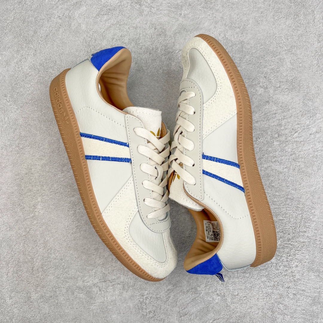 图片[3]-＃特价福利 AD Originals BW Army 德训系列绅士军用训练风百搭休闲运动板鞋 以有 40 年历史的 German Trainer 最早是一款专为德国联邦军定制的室内训练鞋 并由在斯洛伐克的工厂代工生产 如今却凭藉出众的外形设计成为众多时尚品牌青睐的对象 比如 Maison Margiela 出品的 Replica Sneaker 便是其中的佼佼者 而今季 Originals 也将重新推出一款以「德训」为蓝本的 BW Army 训练鞋 并带来白色和黑色两款最经典的元年设计 新鞋款除了采用优质皮革结合麂皮制作鞋身外 更还原了 German Trainer 最具代表性的生胶大底 辨识度满载之余也更加耐穿 尺码：36 36⅔ 37⅓ 38 38⅔ 39⅓ 40 40⅔ 41⅓ 42 42⅔ 43⅓ 44-选品中心