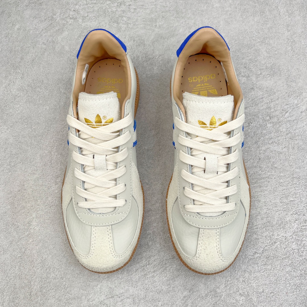 图片[2]-＃特价福利 AD Originals BW Army 德训系列绅士军用训练风百搭休闲运动板鞋 以有 40 年历史的 German Trainer 最早是一款专为德国联邦军定制的室内训练鞋 并由在斯洛伐克的工厂代工生产 如今却凭藉出众的外形设计成为众多时尚品牌青睐的对象 比如 Maison Margiela 出品的 Replica Sneaker 便是其中的佼佼者 而今季 Originals 也将重新推出一款以「德训」为蓝本的 BW Army 训练鞋 并带来白色和黑色两款最经典的元年设计 新鞋款除了采用优质皮革结合麂皮制作鞋身外 更还原了 German Trainer 最具代表性的生胶大底 辨识度满载之余也更加耐穿 尺码：36 36⅔ 37⅓ 38 38⅔ 39⅓ 40 40⅔ 41⅓ 42 42⅔ 43⅓ 44-选品中心