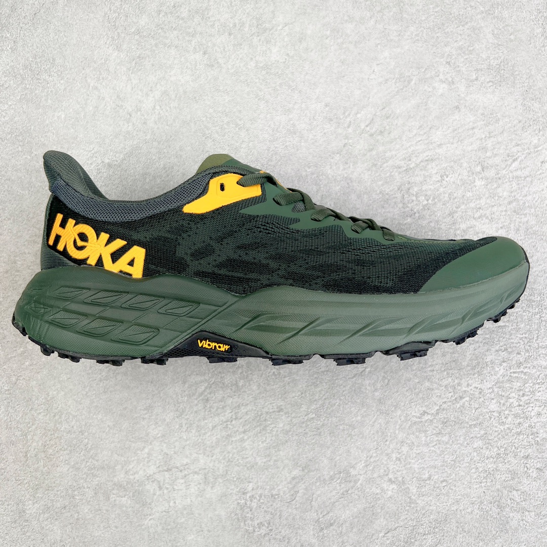 HOKA ONE ONE Speedgoat 5 户外越野跑步鞋 飞速羚羊5系列 新一代工程网纱鞋面 在确保鞋面稳定性的同时减少了固定胶条的使用 鞋面更轻盈、透气、舒适 可回收材料 为环保做出贡献 延伸后跟拉攀 方便快速穿脱 速度型滚动平衡技术 在崎岖的路面上 为平稳顺畅的步伐提供支持 HOKA ONE ONE是来自美国的跑步鞋知名品牌 创立于2009年 始终致力于为所有跑者提供更新、更好的跑步装备 相比常规跑鞋特别研发使用性能独特的几何形跑鞋中底 此种鞋底更厚、更高、回弹性也更好 除了卓越的缓冲性能 它还能为各种阶段的跑者带来更具动感、更加稳定的跑步体验 从设计之初就清楚意识到 要保证跑者步幅的均匀一致 双脚自然而然的运动至关重要 尺码：36 36.5 37.5 38 38.5 39 40 40.5 41 42 42.5 43 44 44.5 45-选品中心