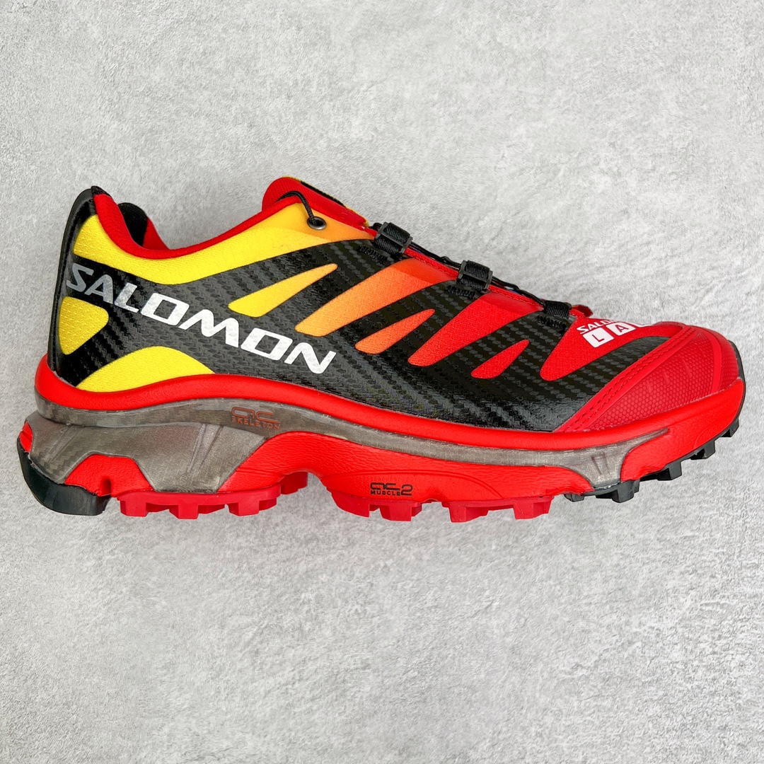 ＃GX/绿X Salomon XT-4 OG Advanced 萨洛蒙系列低帮城市越野机能透气休闲运动鞋 鞋舌处附有迷你网眼袋收纳鞋绳以及下方的多色 Logo 标签 接着搭载奶油色 ACS 技术中底以及金色 TPU 塑料部件提升鞋款耐用性 中底与鞋面之间饰有海蓝色条状细节有效增添鞋款层次 最后应用黑色 Contragrip Chevron 外底完成鞋款设计 这次配色颇为高调 两款配色均以绚丽的渐变设计呈现 一款以粉紫渐变主打 另一款以黄绿渐变呈现 视觉效果相当吸睛 鞋面的使用玻璃纤维覆盖物加固 并通过细绳扣系带系统进行锁定 Salomon 的品牌logo 出现在脚后跟和前掌部位 中底虽然偏薄 但非常耐用 与模压塑料ACS 框架以及致密AC2 Muscle 鞋底单元结合 能够提供出色的支撑力和缓冲性 尺码：36 36.5 37.5 38 38.5 39 40 40.5 41 42 42.5 43 44 44.5 45-选品中心
