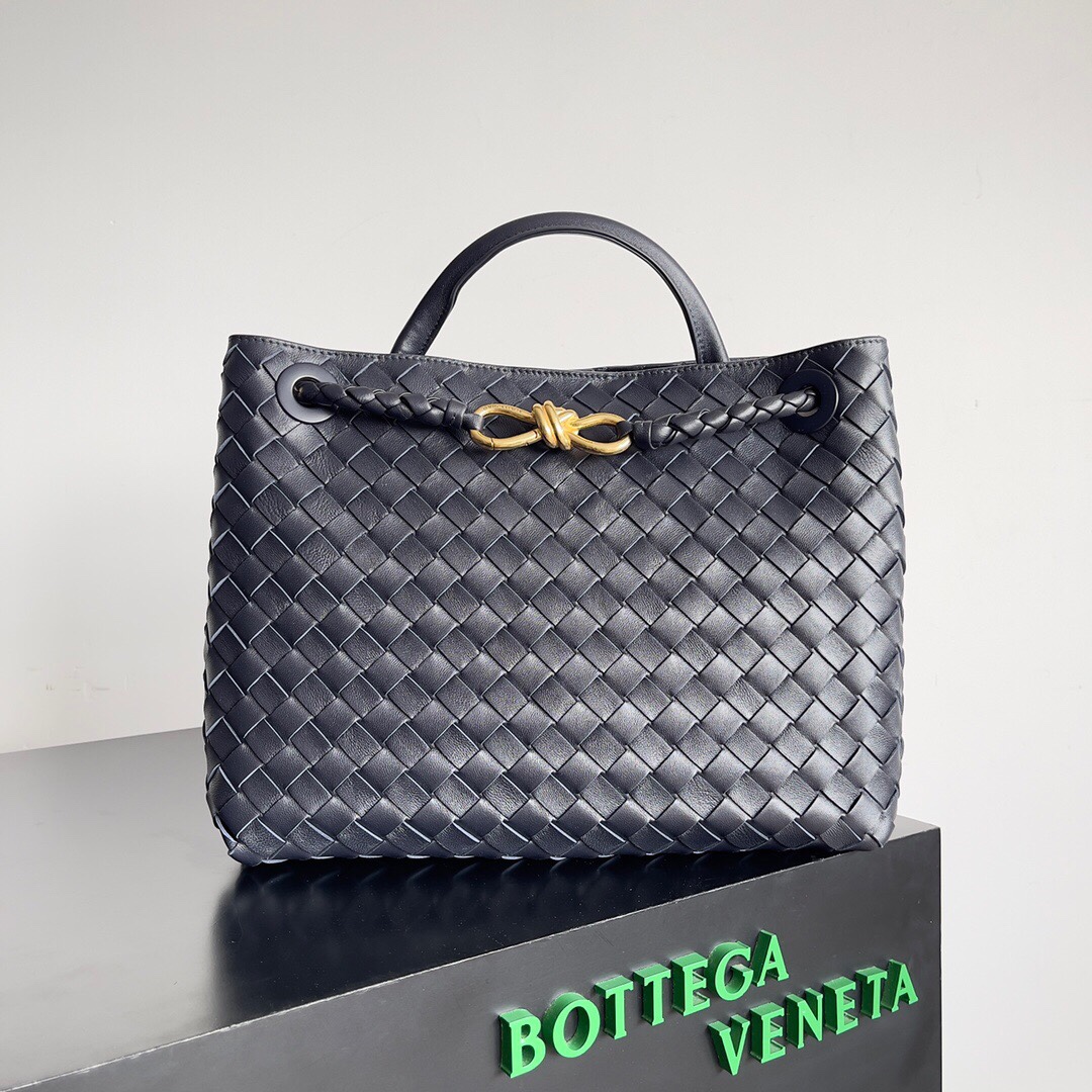 BV的新款Andiamo出货真的实火Bottega Veneta 本季推出的新款Andiamo编织手袋真的是火遍全球！！海内外明星纷纷上身，奥斯卡影后杨紫琼都带它出街，宋佳、崔雅拉、俞飞鸿、三吉彩花、Rosie Hunting-Whiteley 、吉冈里帆等等都pick过这款的包包，经典百搭很显气质，而且包包容量也很大，日常通勤非常方便！！多种背法，肩带可自己调节，原厂小羊皮手感柔软细腻，中性风格的打造，打破性别界限带来更实用、更持久的使用体验\n兼具优雅与休闲风格的Andiamo完美诠释“时尚老钱风”的本貌\n  尺寸：xx。WZ