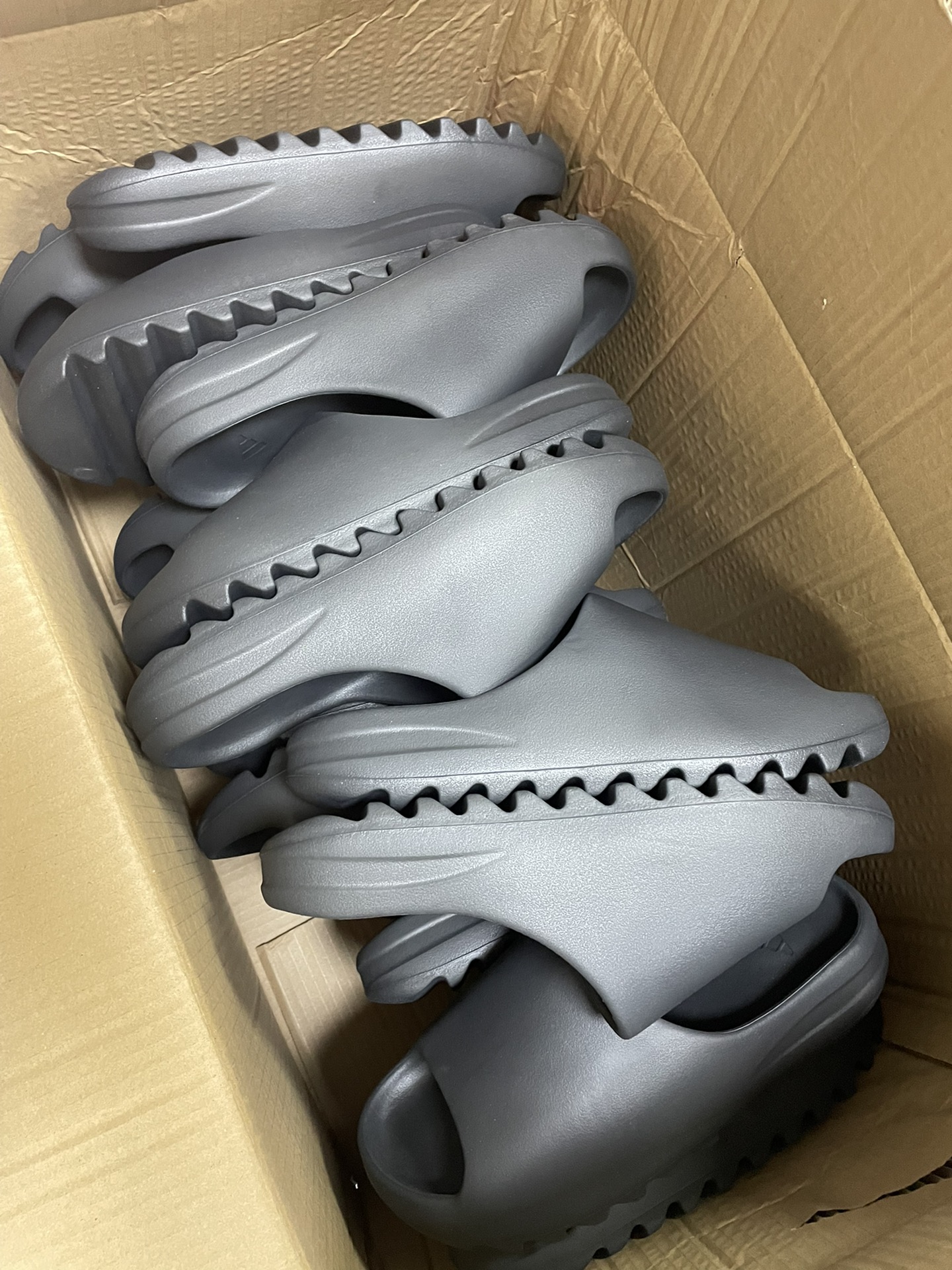 180💰断码亏本特价 （编号69）
纯正品Yeezy 拖鞋 三色
保真 材质脚感这些不是那些歪货能比的
⚠️偏小两码 平时41的拿43 
库存：
黑色36.5.38.39.40.5.42.43.44.5.46.47.48.5
白色38.40.5.42.43.44.5.46.47.48.5
暖沙黄40.5.42.43.44.5.46.47



