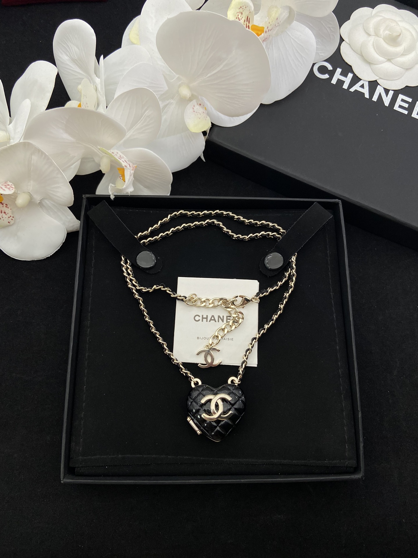 CHANEL 22K Collier chaîne en cuir noir matelassé cœur double C