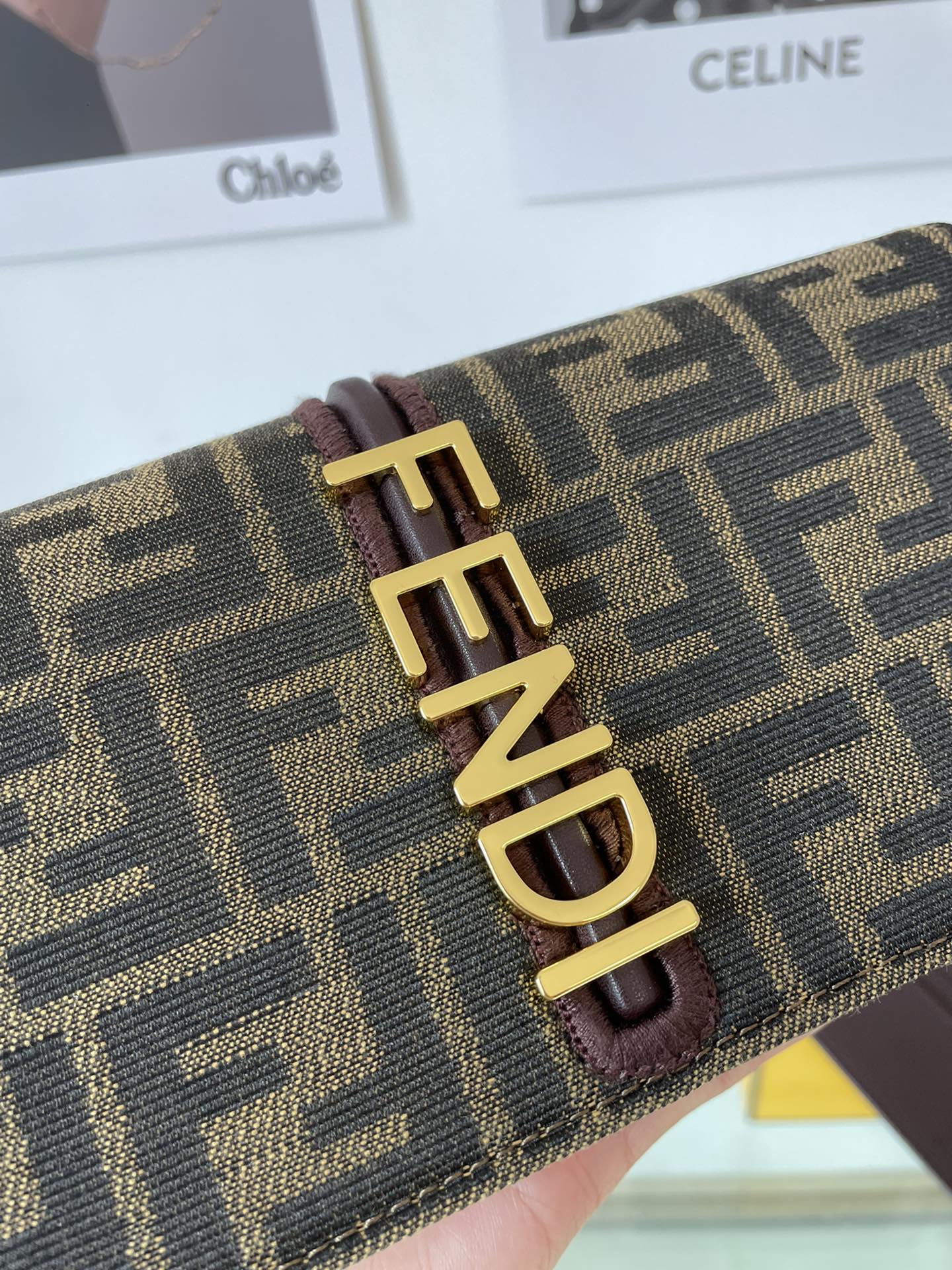 44 0  Fendi 官网最新春夏通勤链条卡包