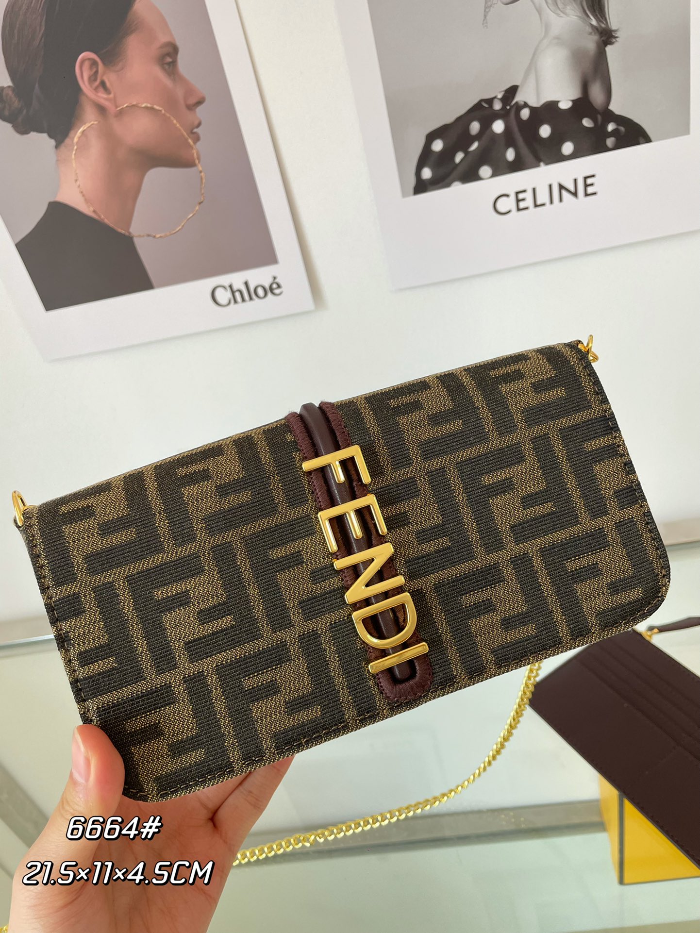 44 0  Fendi 官网最新春夏通勤链条卡包