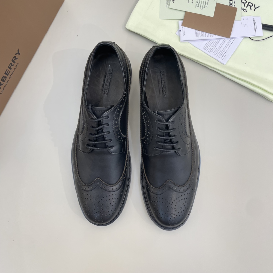 Precio de venta: P350 Calidad originalMarca: Burberr* "Burberry*" Zapatos de pielTalla: 38-44 (se pu