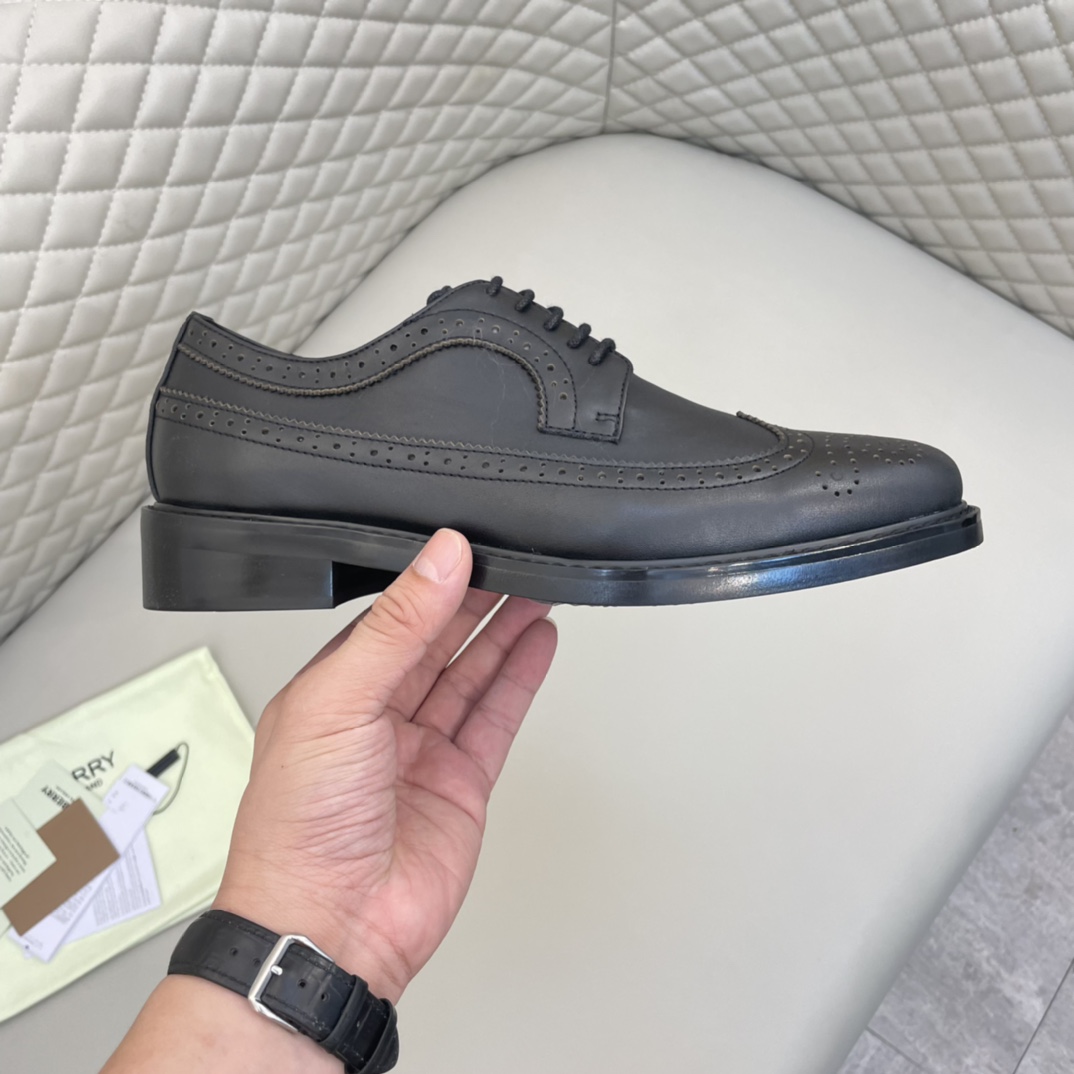 Precio de venta: P350 Calidad originalMarca: Burberr* "Burberry*" Zapatos de pielTalla: 38-44 (se pu