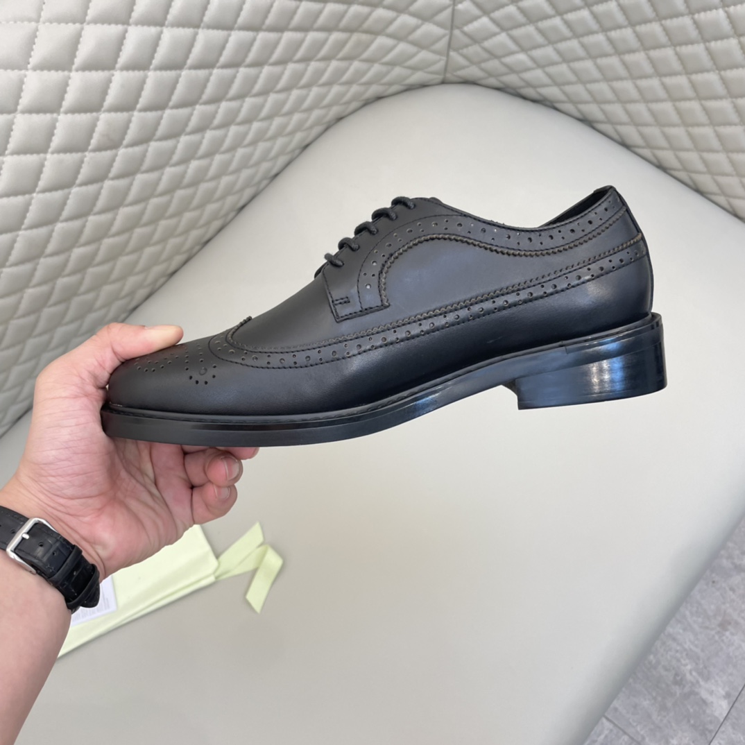 Precio de venta: P350 Calidad originalMarca: Burberr* "Burberry*" Zapatos de pielTalla: 38-44 (se pu