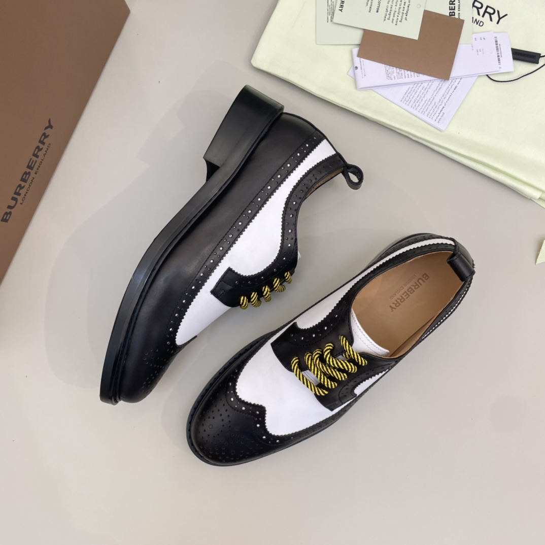 Precio de venta: P350 Calidad originalMarca: Burberr* "Burberry*" Zapatos de pielTalla: 38-44 (se pu